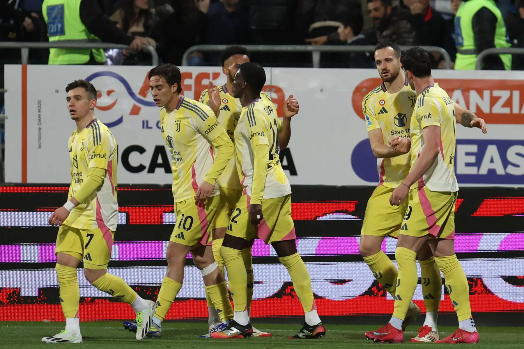 Los jugadores de la Juventus celebran tras anotar el gol 0-1 durante el partido de fútbol de la Serie A italiana entre el Cagliari Calcio y la Juventus FC, en Cagliari, Italia.
Foto: EFE
