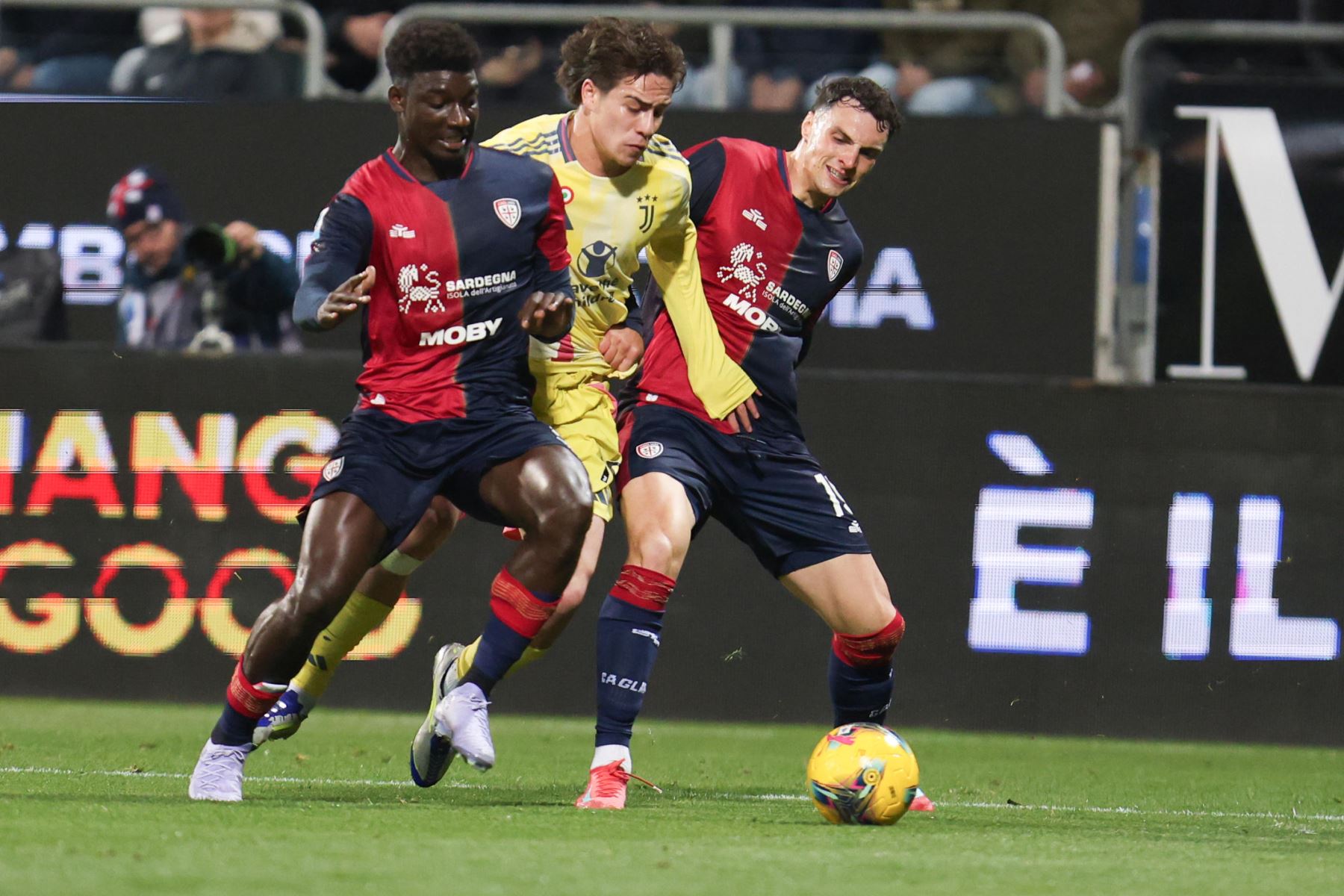 Ndary Adopo, Nadir Zortea  del Cagliari y Kenan Yildiz de la Juventus en acción durante el partido de fútbol de la Serie A italiana Cagliari Calcio contra la Juventus FC, en Cagliari, Italia.
Foto: EFE