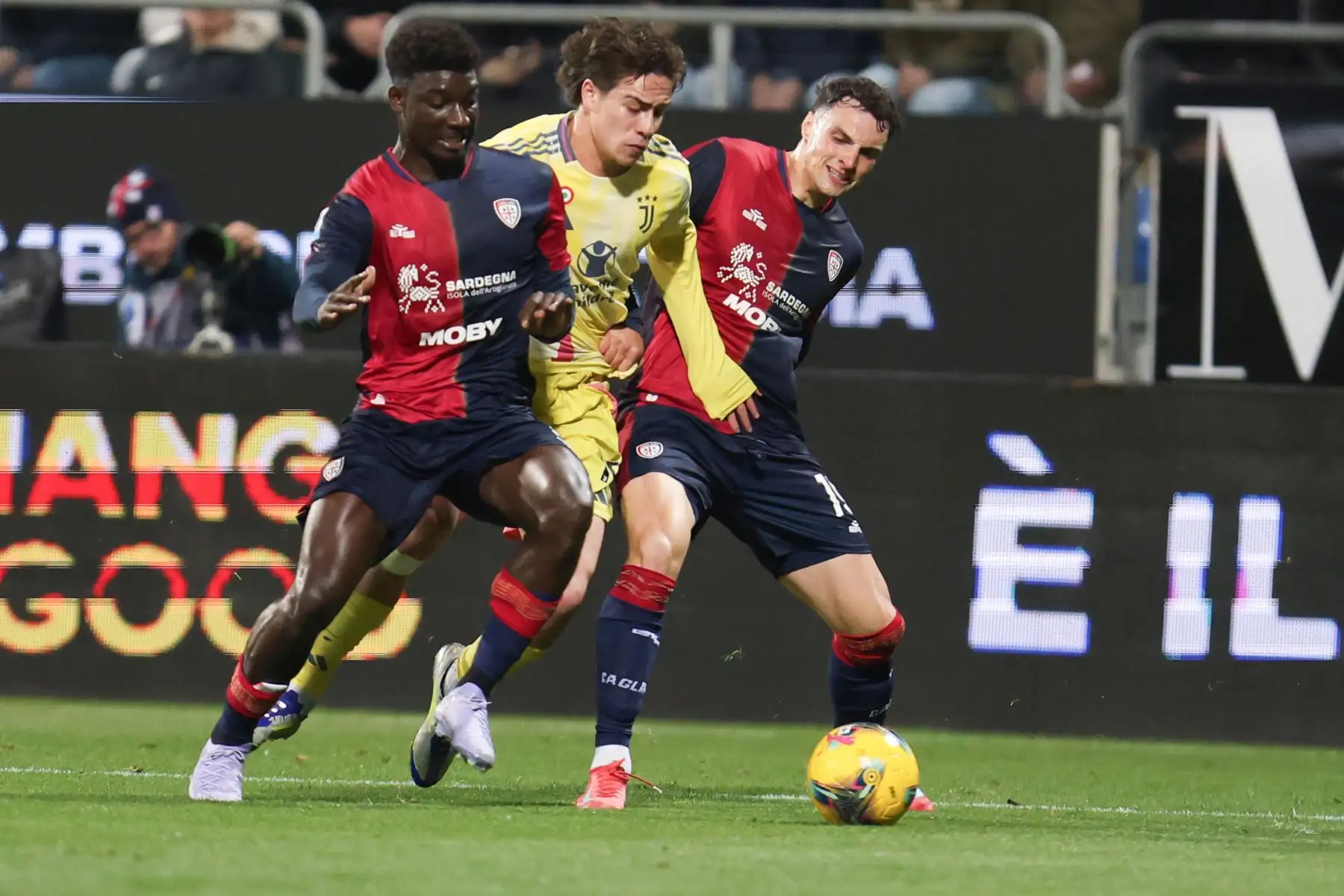 Ndary Adopo, Nadir Zortea  del Cagliari y Kenan Yildiz de la Juventus en acción durante el partido de fútbol de la Serie A italiana Cagliari Calcio contra la Juventus FC, en Cagliari, Italia.
Foto: EFE