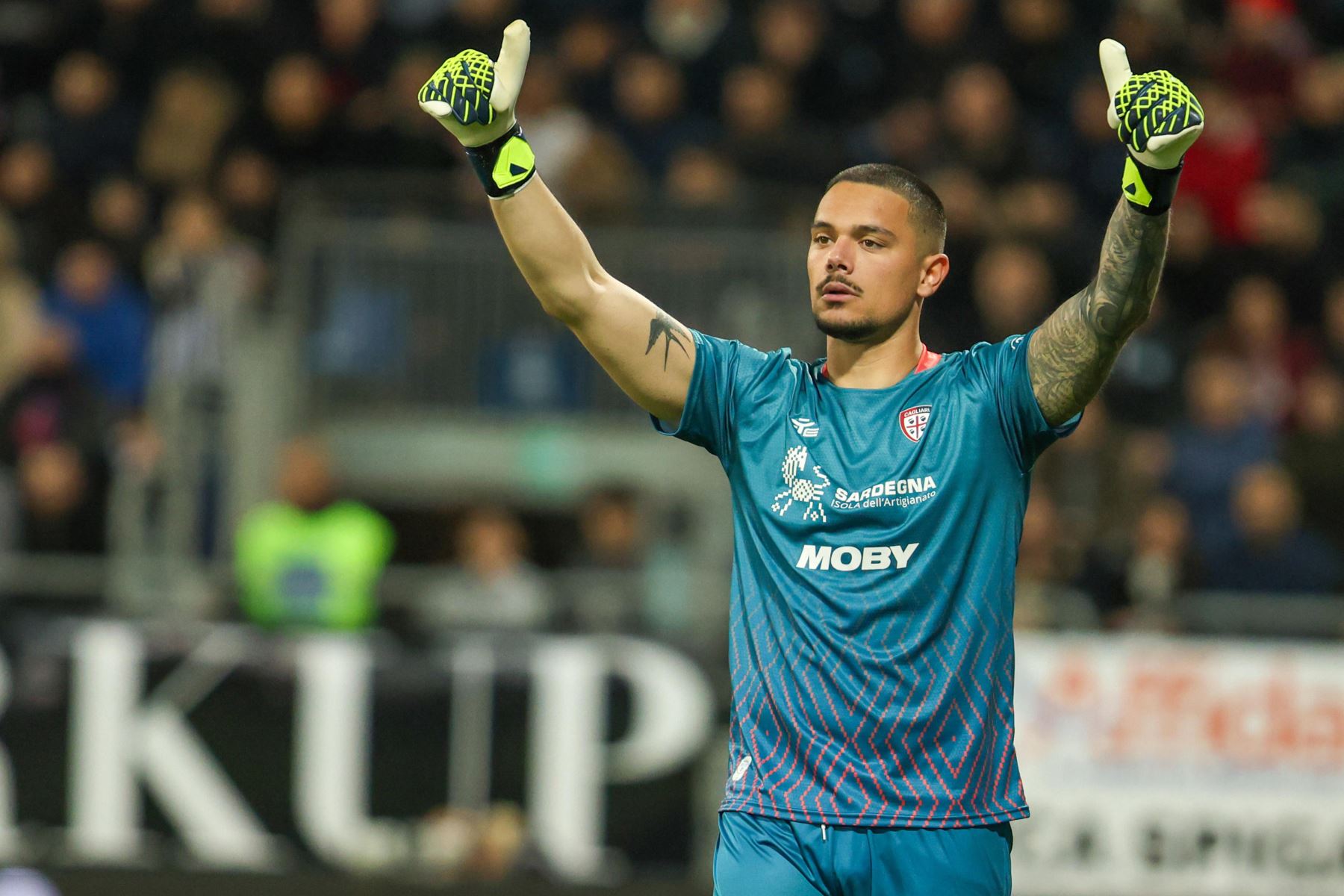 El portero del Cagliari, Elia Caprile, hace gestos durante el partido de fútbol de la Serie A italiana Cagliari Calcio contra la Juventus FC, en Cagliari (Italia).
Foto: EFE