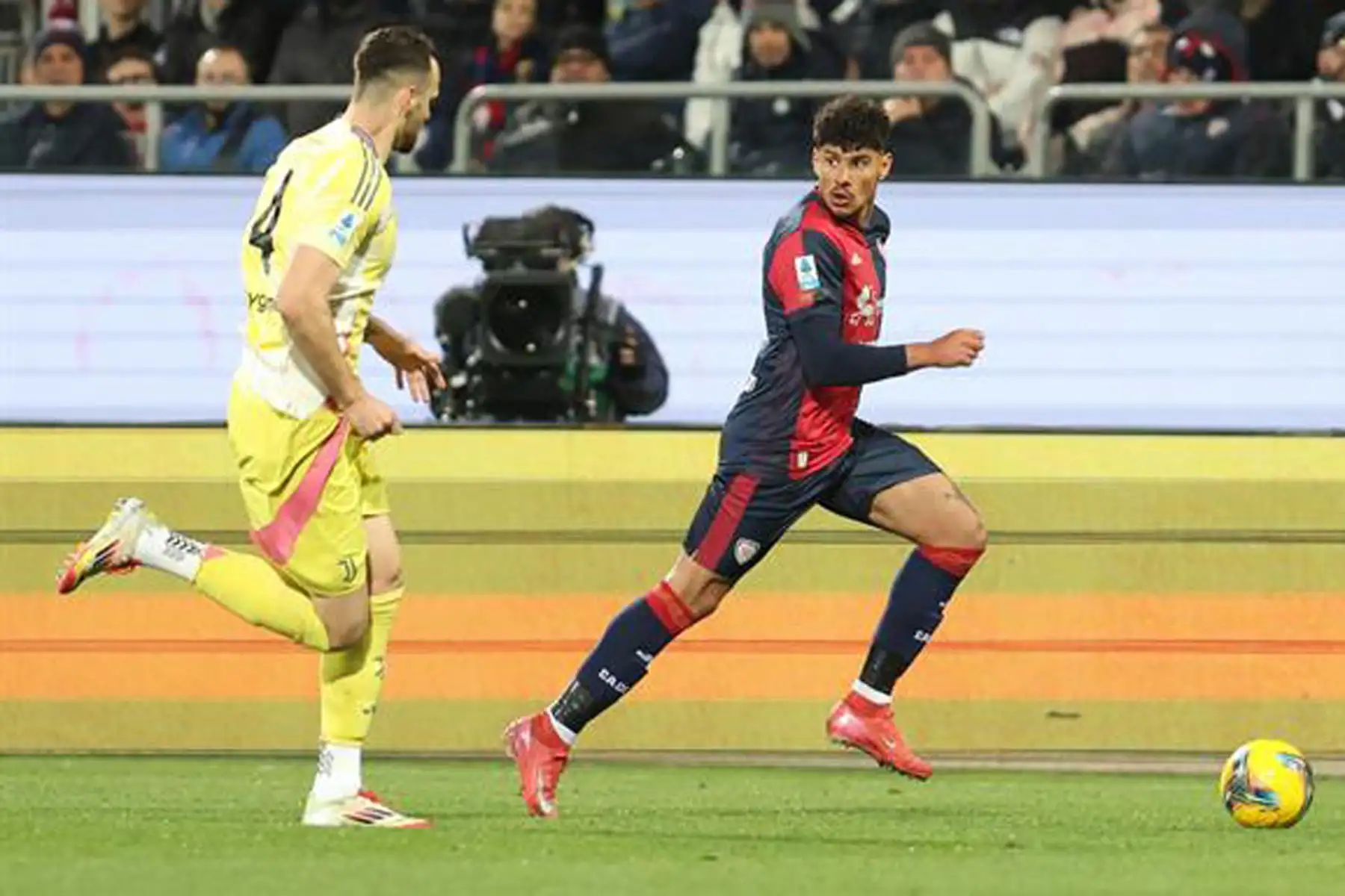 Florinel Coman del Cagliari en acción durante el partido de fútbol de la Serie A italiana Cagliari Calcio contra la Juventus FC, en Cagliari (Italia).
Foto: EFE