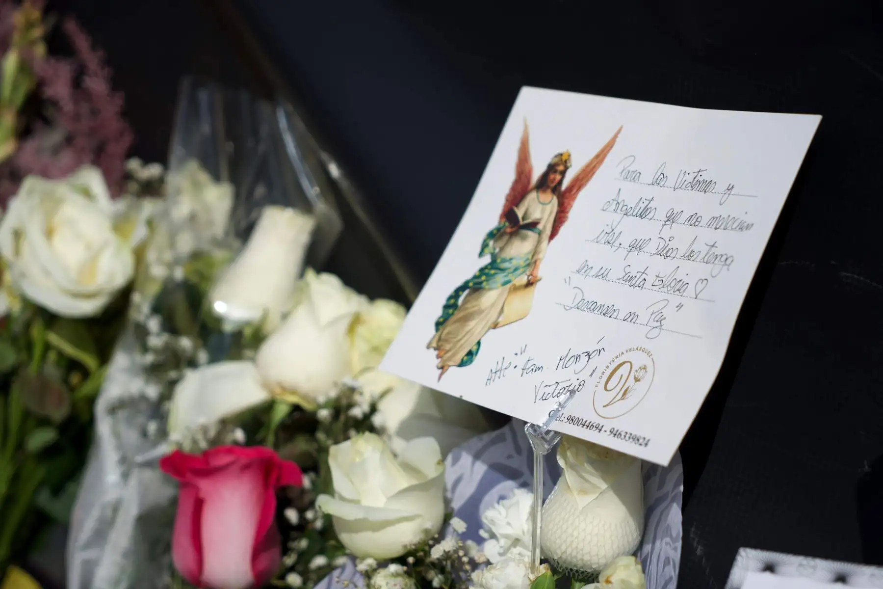Fotografía de flores durante un homenaje por las victimas que murieron en Perú por el desplome de parte de una cúpula en un centro comercial en Trujillo.
Foto: EFE