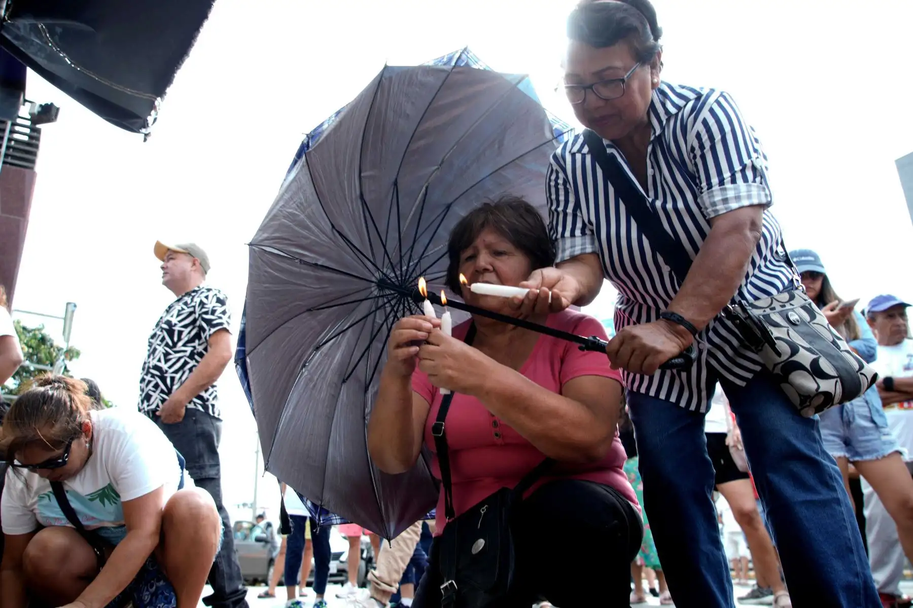 Personas asisten a un homenaje por las victimas que murieron en Perú por el desplome de parte de una cúpula en un centro comercial en Trujillo, este domingo en Lima (Perú). 
Foto: EFE