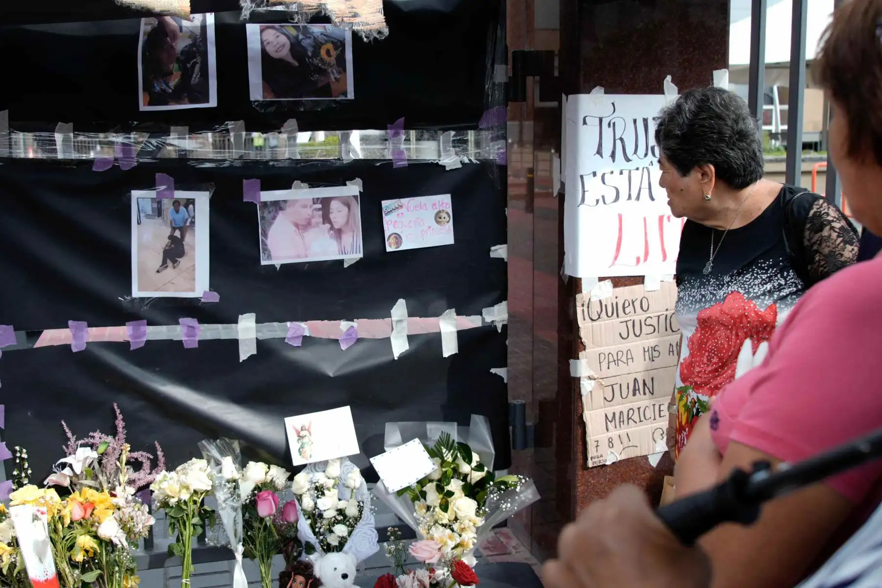 Personas asisten a un homenaje por las victimas que murieron en Perú por el desplome de parte de una cúpula en un centro comercial en Trujillo.
Foto: EFE