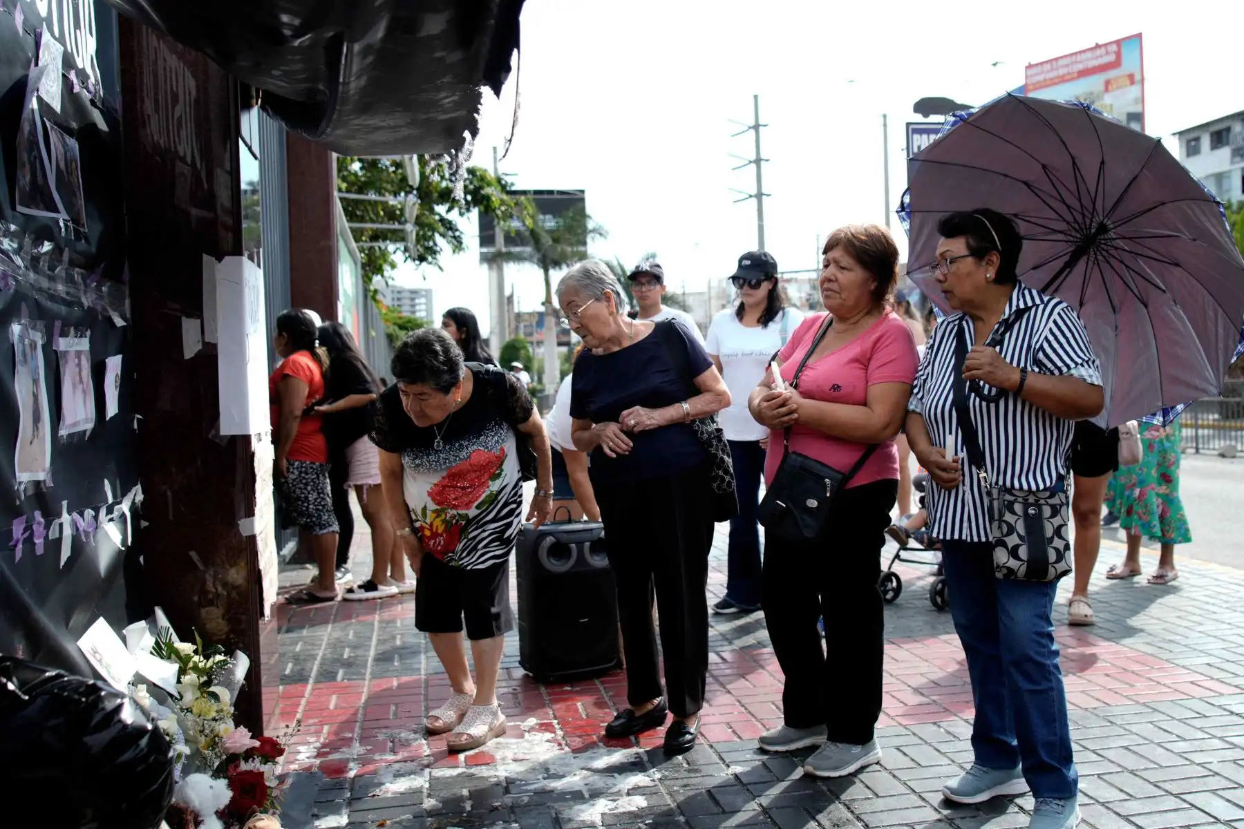 Personas asisten a un homenaje por las víctimas que murieron en Perú por el desplome de parte de una cúpula en un centro comercial en Trujillo.
Foto: EFE