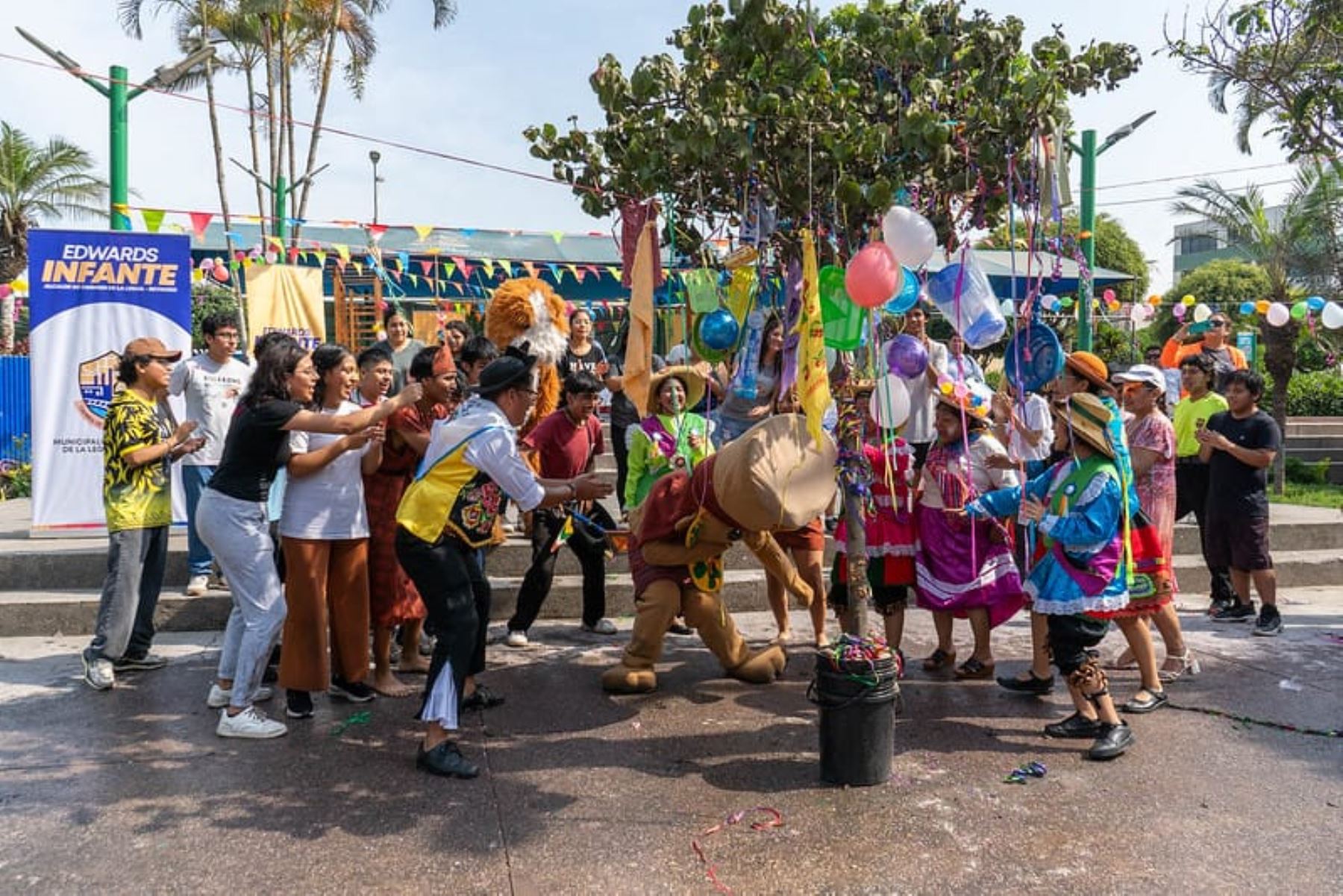 Vecinos se congregaron para la tradicional yunza en Carmen de la Legua. Foto: Difusión