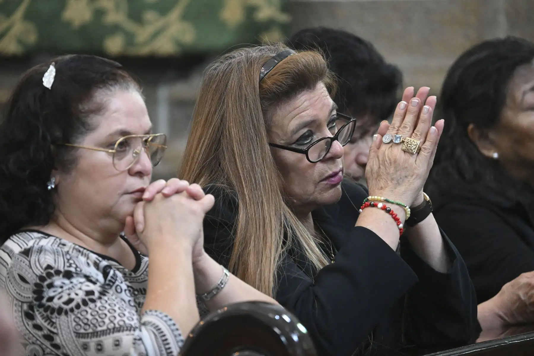 Mujeres rezan durante una misa por la salud del Papa Francisco en la Catedral Metropolitana de la Ciudad de Guatemala. 
Foto: AFP