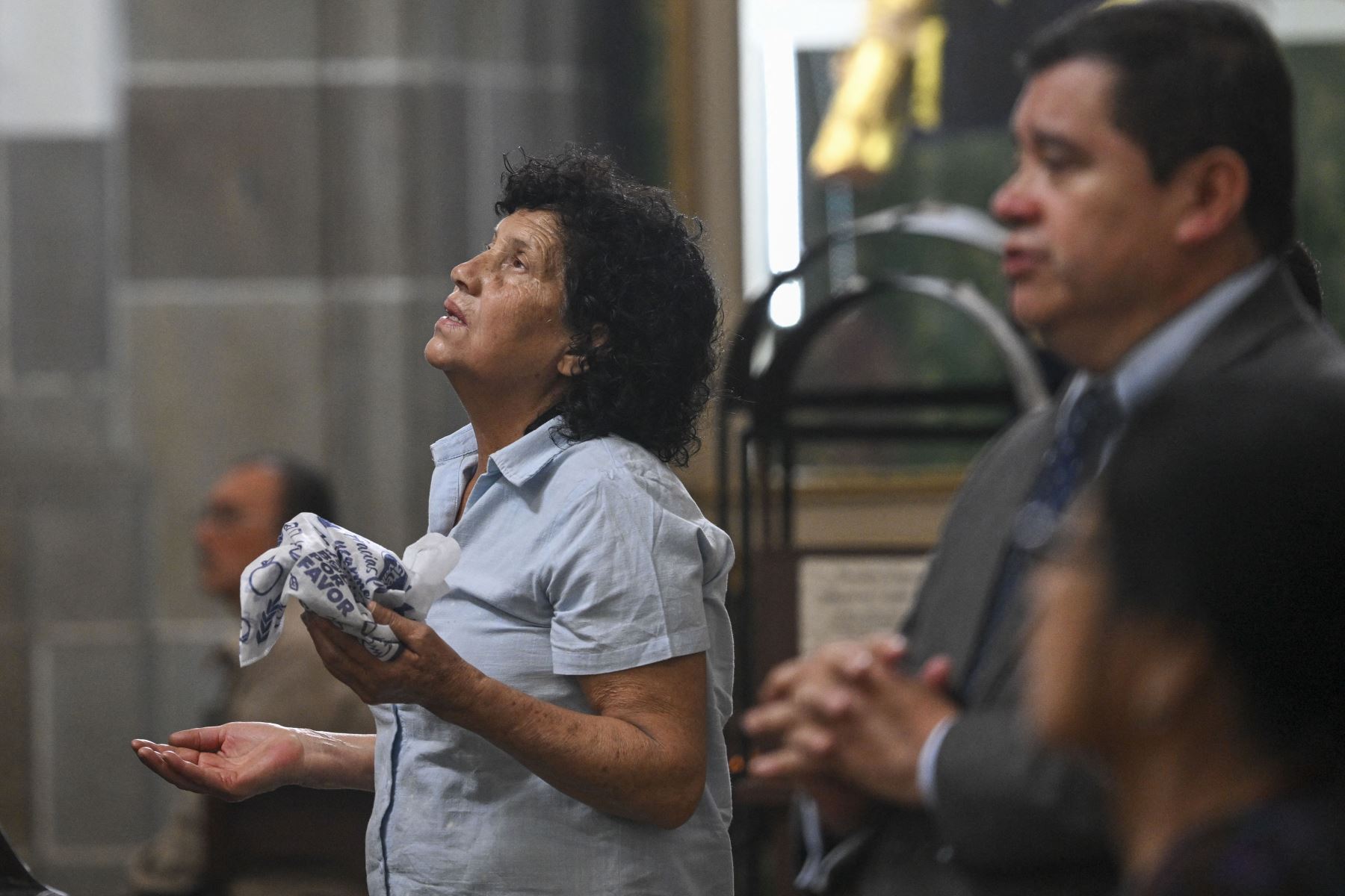 Una mujer reza durante una misa por la salud del Papa Francisco en la Catedral Metropolitana de la Ciudad de Guatemala.
Foto: AFP