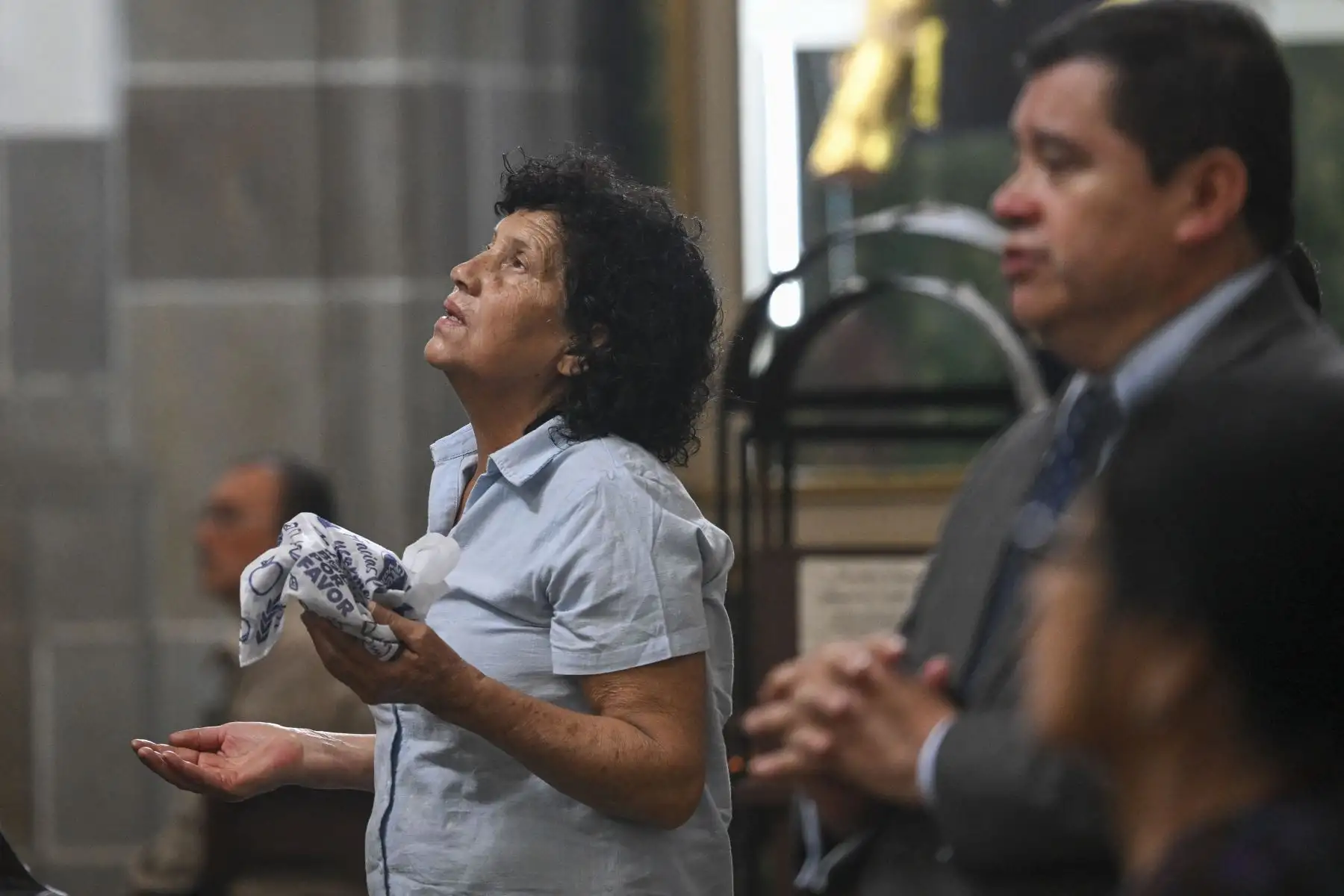 Una mujer reza durante una misa por la salud del Papa Francisco en la Catedral Metropolitana de la Ciudad de Guatemala.
Foto: AFP