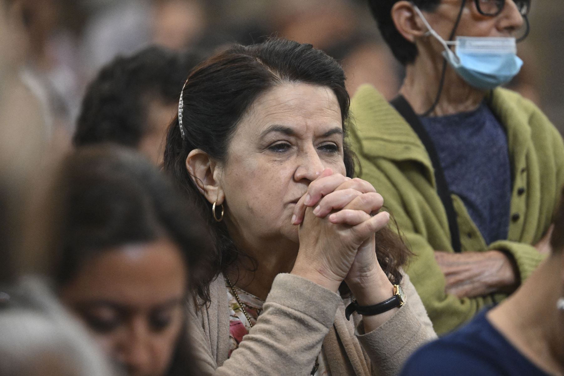 Una mujer reza durante una misa por la salud del Papa Francisco en la Catedral Metropolitana de la Ciudad de Guatemala.
Foto: AFP