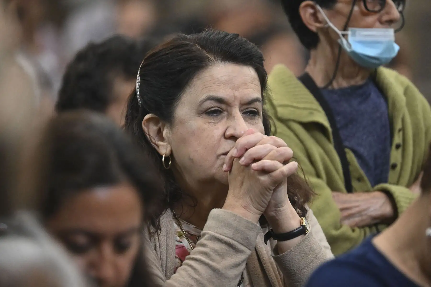Una mujer reza durante una misa por la salud del Papa Francisco en la Catedral Metropolitana de la Ciudad de Guatemala.
Foto: AFP