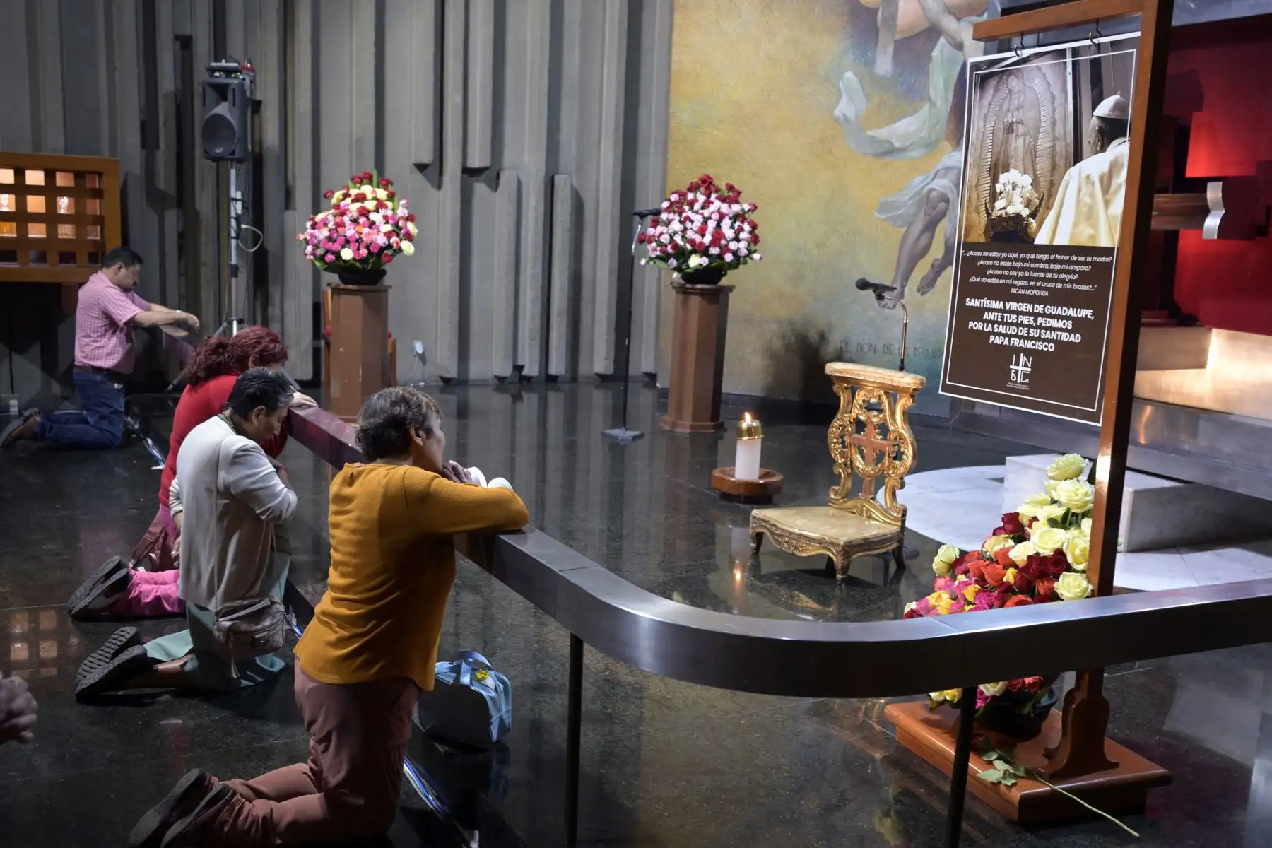 La gente reza durante una misa por la salud del Papa Francisco en la Basílica de Guadalupe en Ciudad de México.
Foto: AFP
