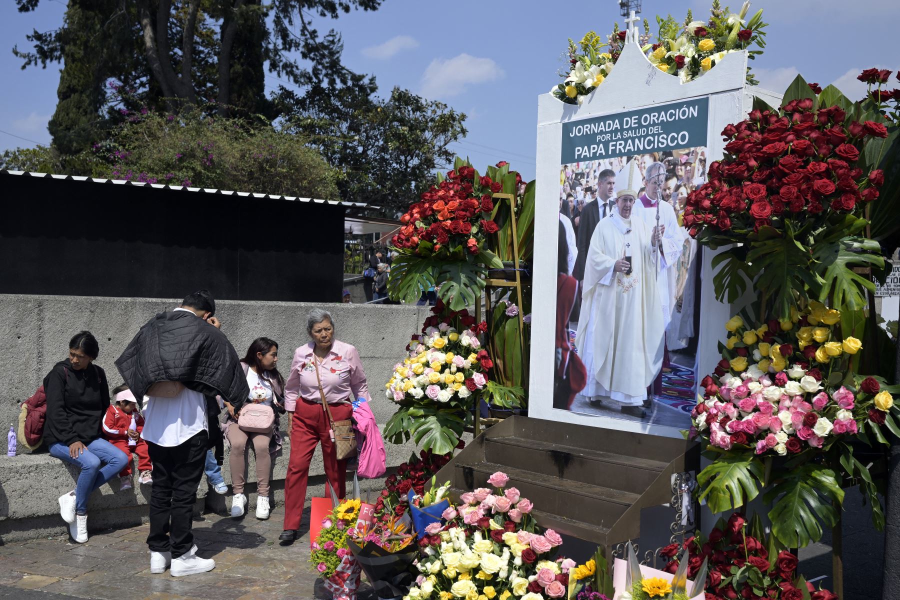 Un cartel con una imagen del Papa Francisco y que dice "Día de Oración por la Salud del Papa Francisco" se exhibe en la Basílica de Guadalupe en la Ciudad de México.
Foto: AFP