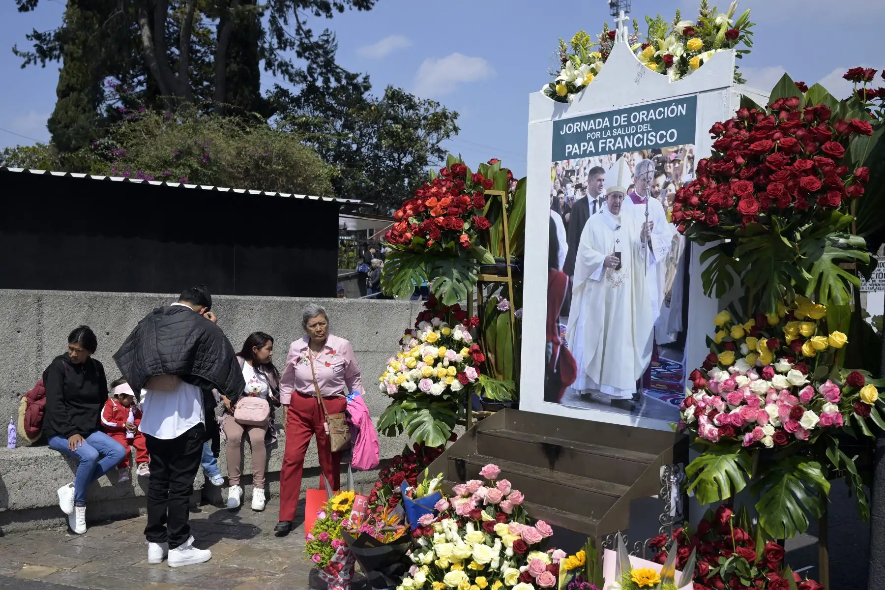 Un cartel con una imagen del Papa Francisco y que dice "Día de Oración por la Salud del Papa Francisco" se exhibe en la Basílica de Guadalupe en la Ciudad de México.
Foto: AFP