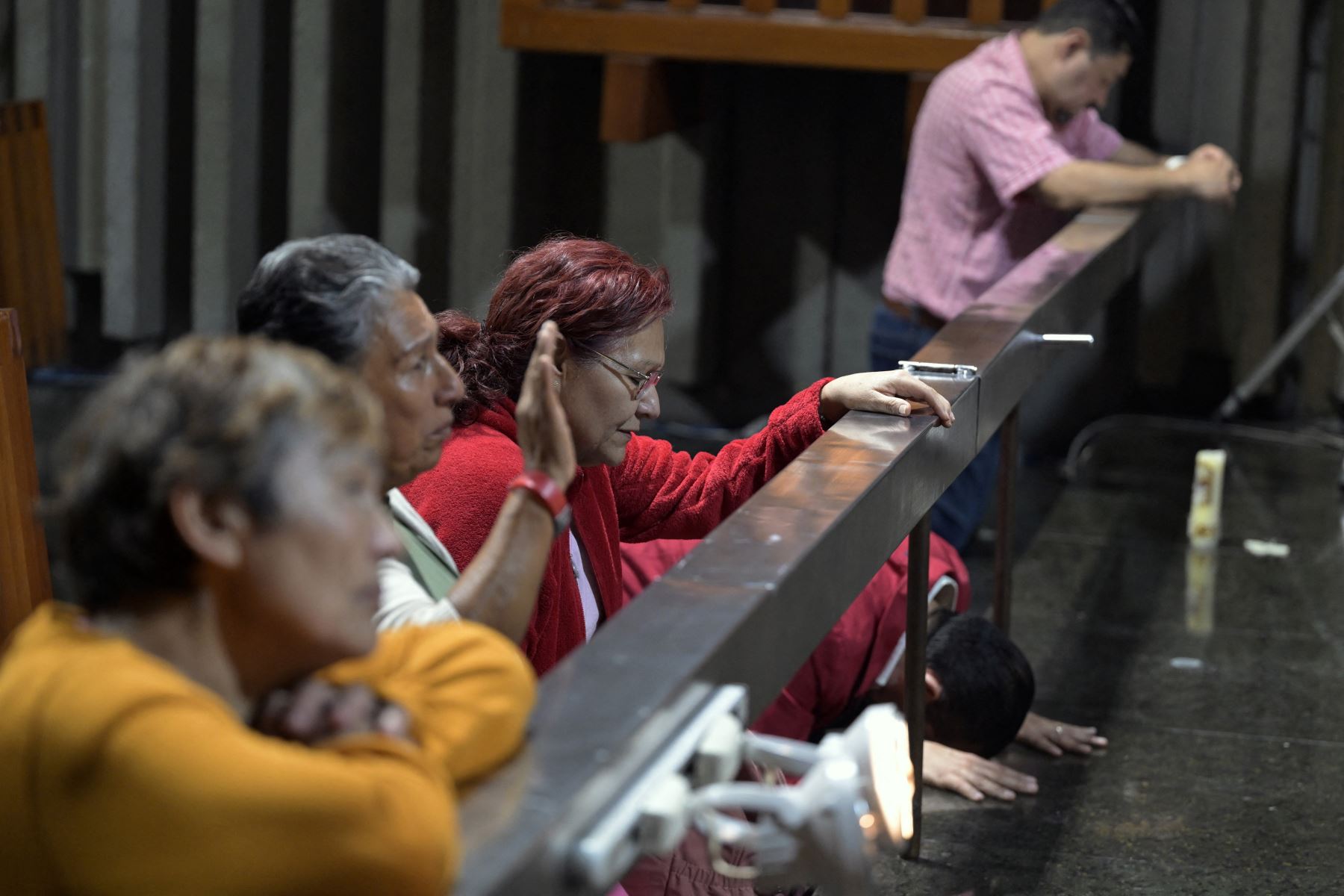 La gente reza durante una misa por la salud del Papa Francisco en la Basílica de Guadalupe en Ciudad de México .
Foto: AFP