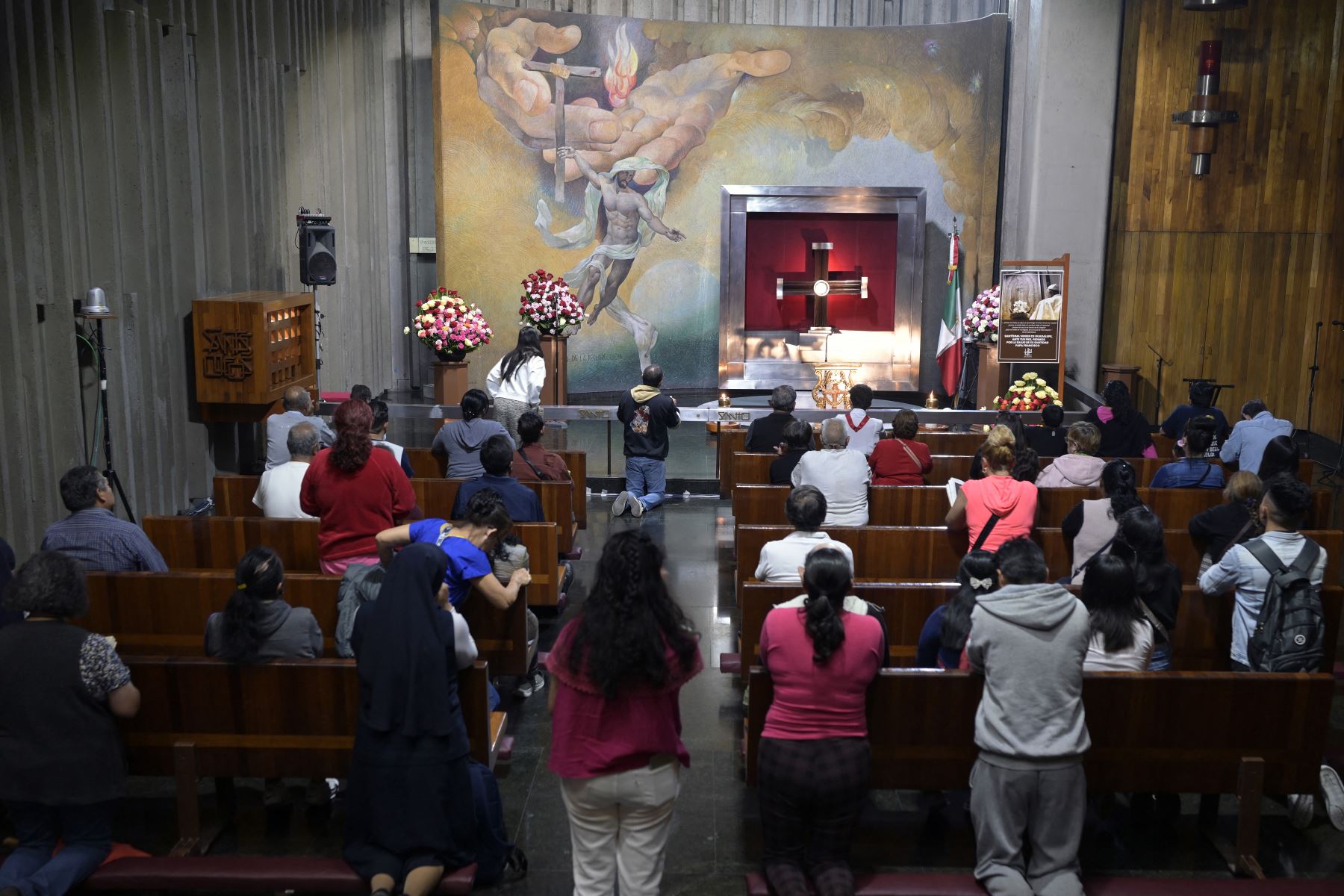 La gente reza durante una misa por la salud del Papa Francisco en la Basílica de Guadalupe en Ciudad de México.
Foto: AFP