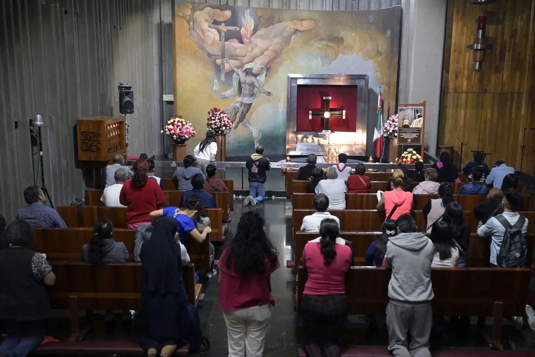 La gente reza durante una misa por la salud del Papa Francisco en la Basílica de Guadalupe en Ciudad de México.
Foto: AFP