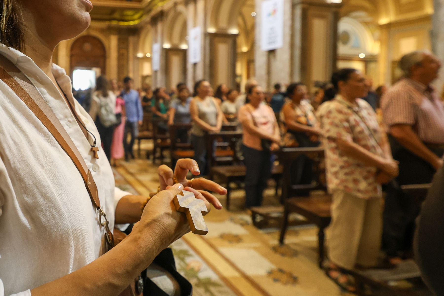 Personas asisten a misa por la salud del Papa Francisco este domingo en la Catedral Metropolitana de Buenos Aires (Argentina). 
Foto: EFE