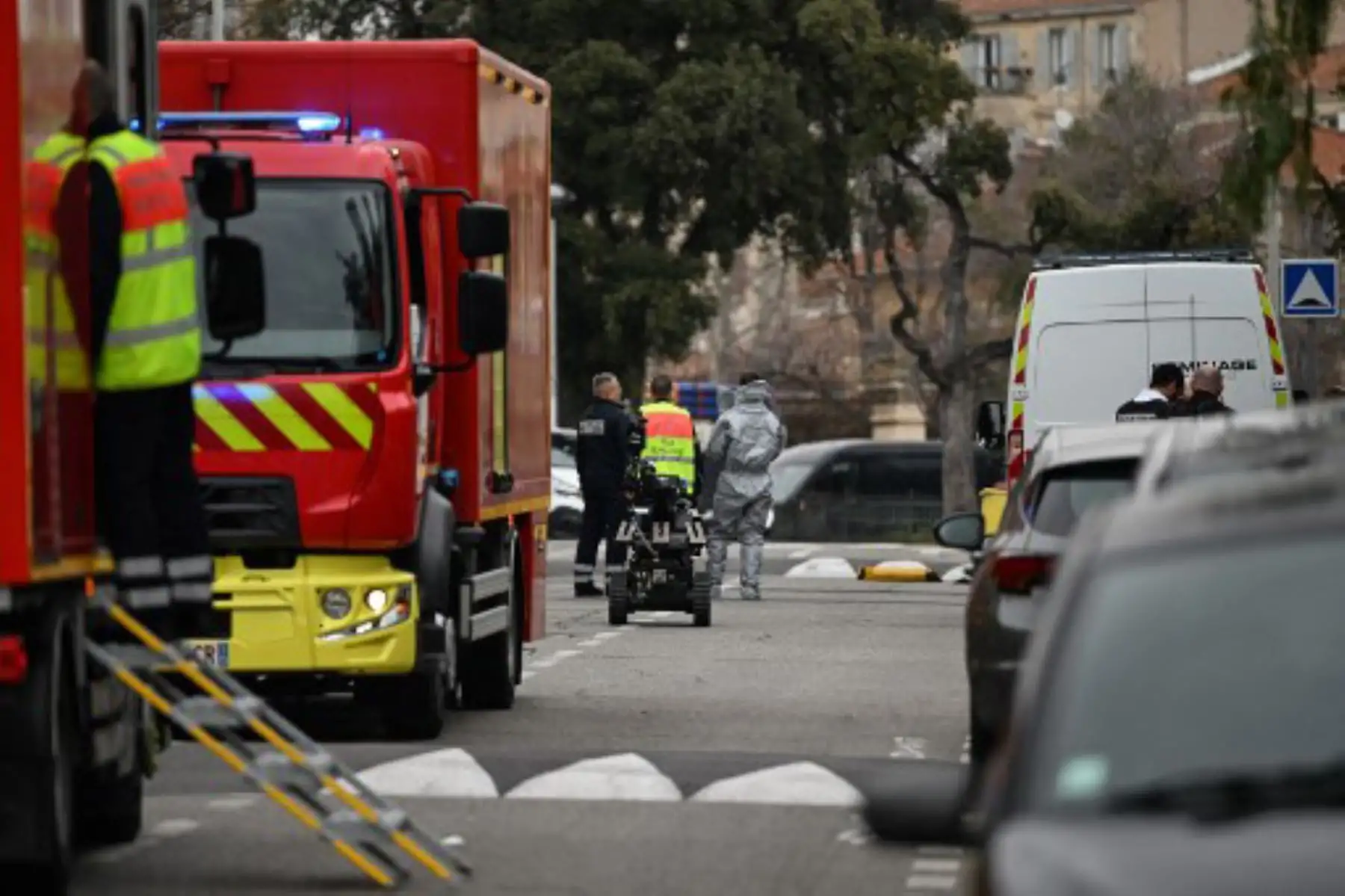 Tres artefactos explosivos de fabricación casera fueron lanzados este lunes contra la fachada del consulado general de Rusia en Marsella, en el sureste de Francia, sin causar heridos, indicaron fuentes policiales. Foto: AFP