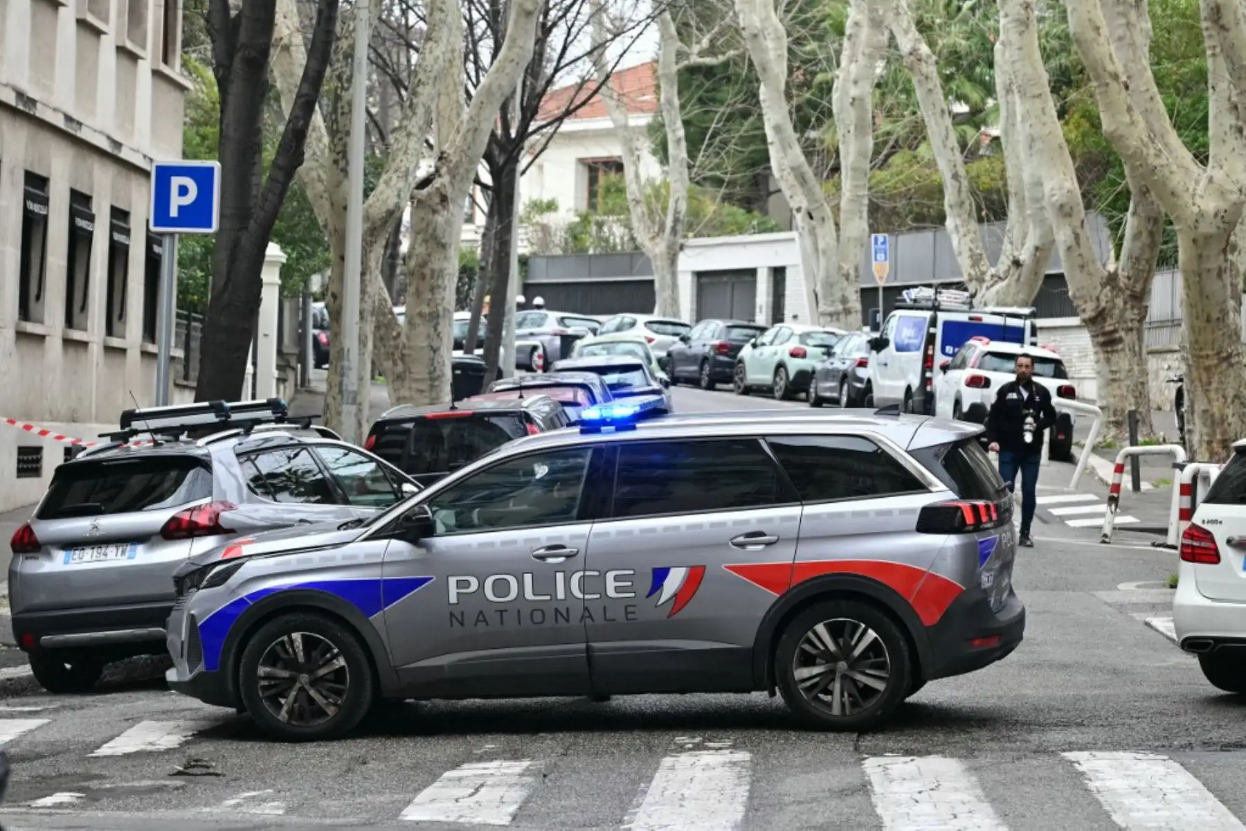 Tres artefactos explosivos de fabricación casera fueron lanzados este lunes contra la fachada del consulado general de Rusia en Marsella, en el sureste de Francia, sin causar heridos, indicaron fuentes policiales. Foto: AFP