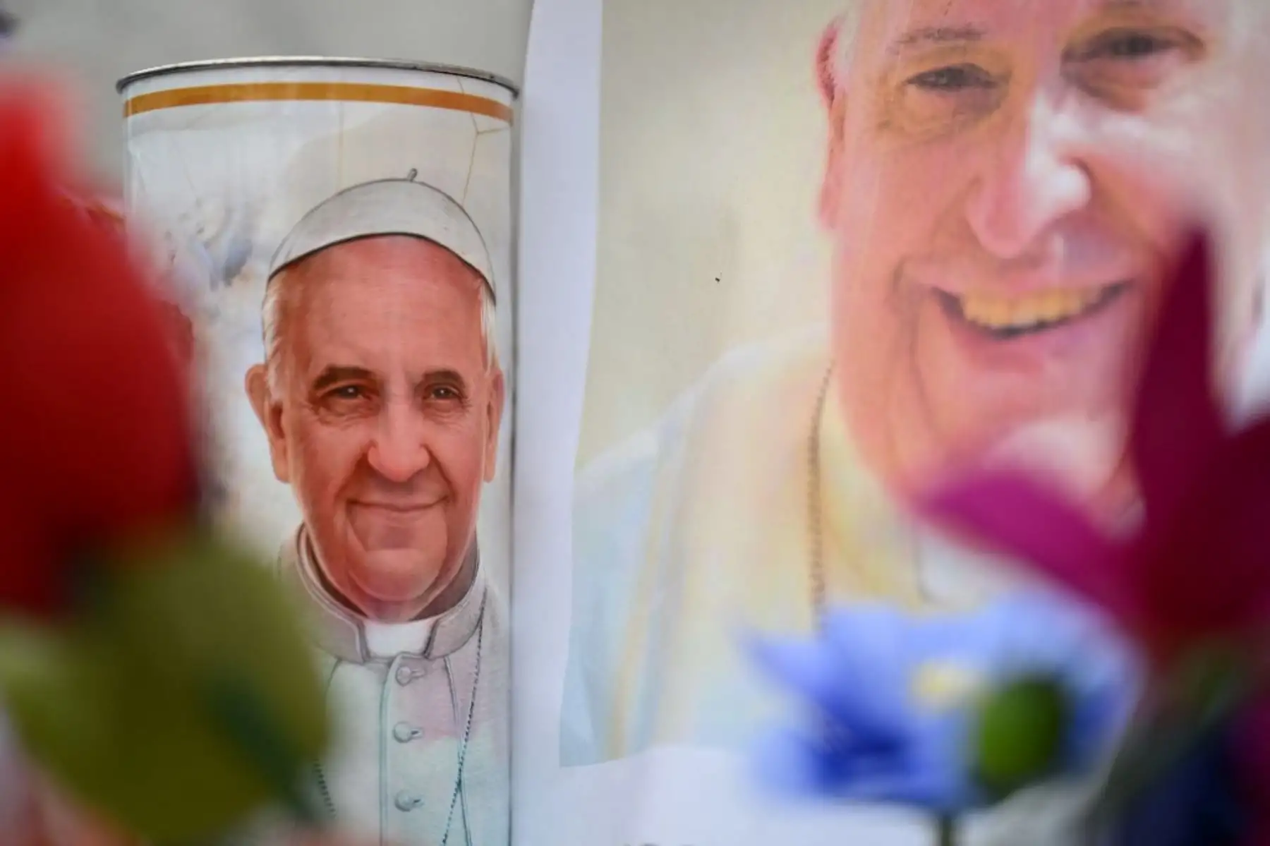 El Papa Francisco, que se encuentra internado en el hospital Gemelli de Roma, en estado crítico por neumonía, pasó una buena noche y está descansando, informó el Vaticano el 24 de febrero de 2025. "La noche pasó bien, el Papa durmió y está descansando", indicó el comunicado, en el que se lee que Francisco, de 88 años, cumplió 14 días de internación en el hospital Gemelli de Roma, la hospitalización más larga de su papado. Foto: AFP