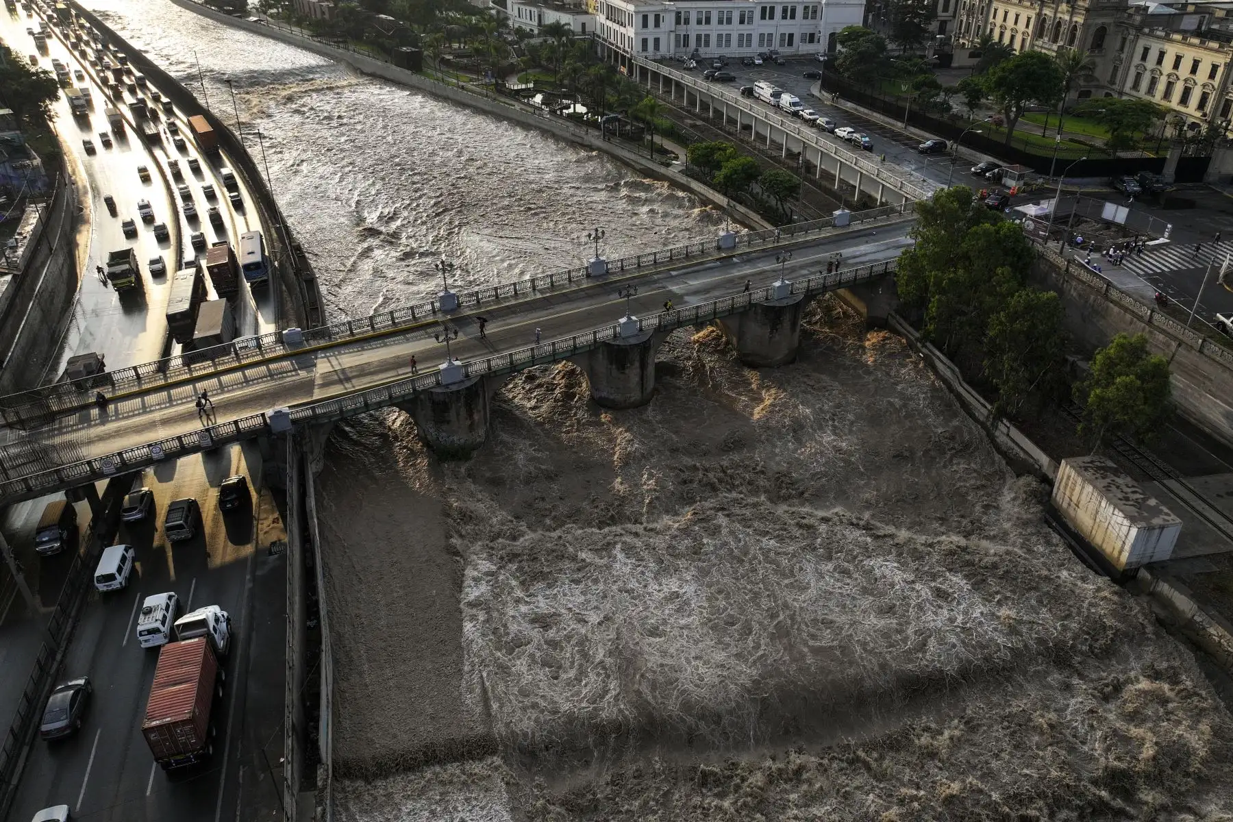 El reciente incremento en las precipitaciones ha provocado un aumento significativo en el caudal del río Rímac. Este fenómeno, impulsado por las intensas lluvias en la región, podría derivar en desbordes e inundaciones, afectando a la población. Foto: ANDINA/Jhonel Rodríguez Robles