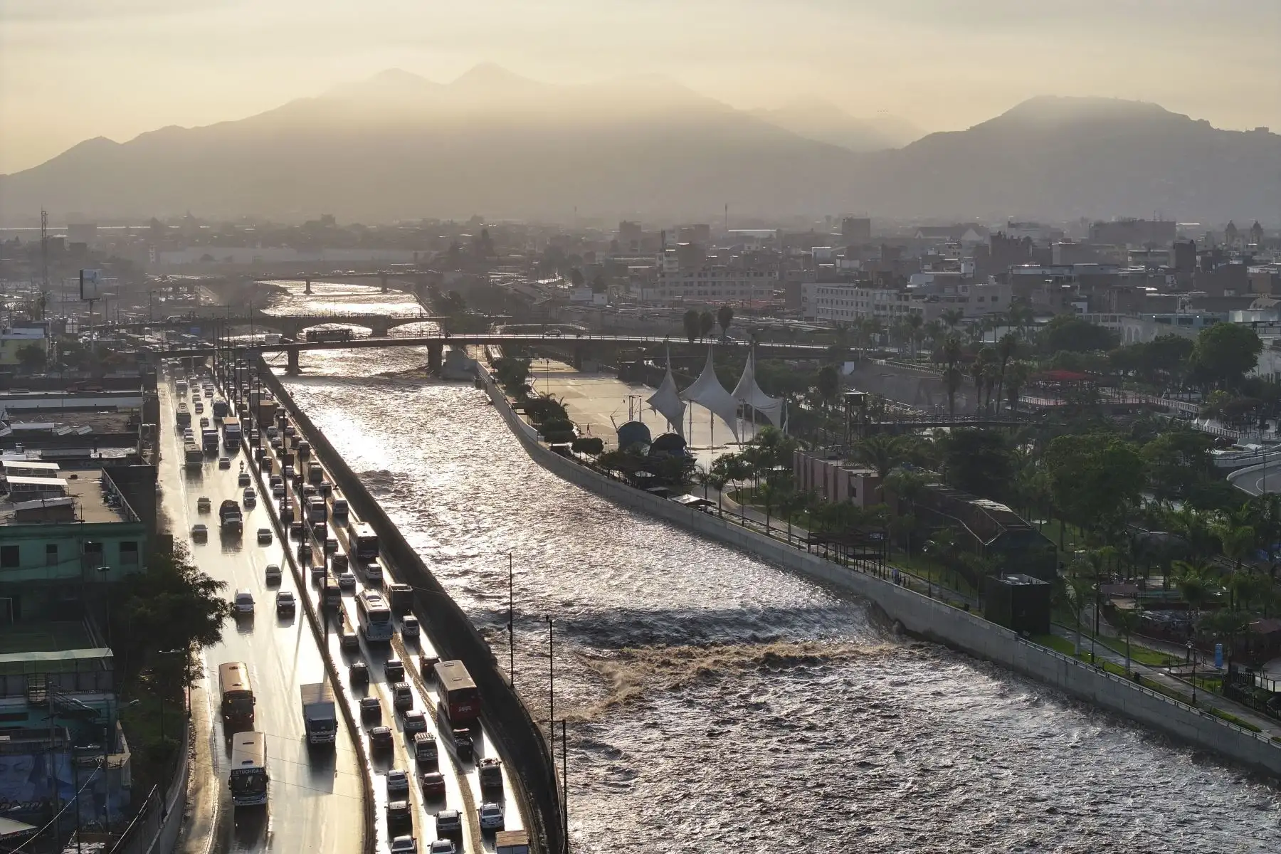El reciente incremento en las precipitaciones ha provocado un aumento significativo en el caudal del río Rímac. Este fenómeno, impulsado por las intensas lluvias en la región, podría derivar en desbordes e inundaciones, afectando a la población. Foto: ANDINA/Jhonel Rodríguez Robles