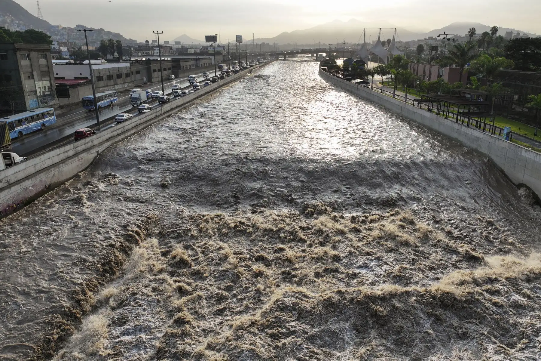 El reciente incremento en las precipitaciones ha provocado un aumento significativo en el caudal del río Rímac. Este fenómeno, impulsado por las intensas lluvias en la región, podría derivar en desbordes e inundaciones, afectando a la población. Foto: ANDINA/Jhonel Rodríguez Robles