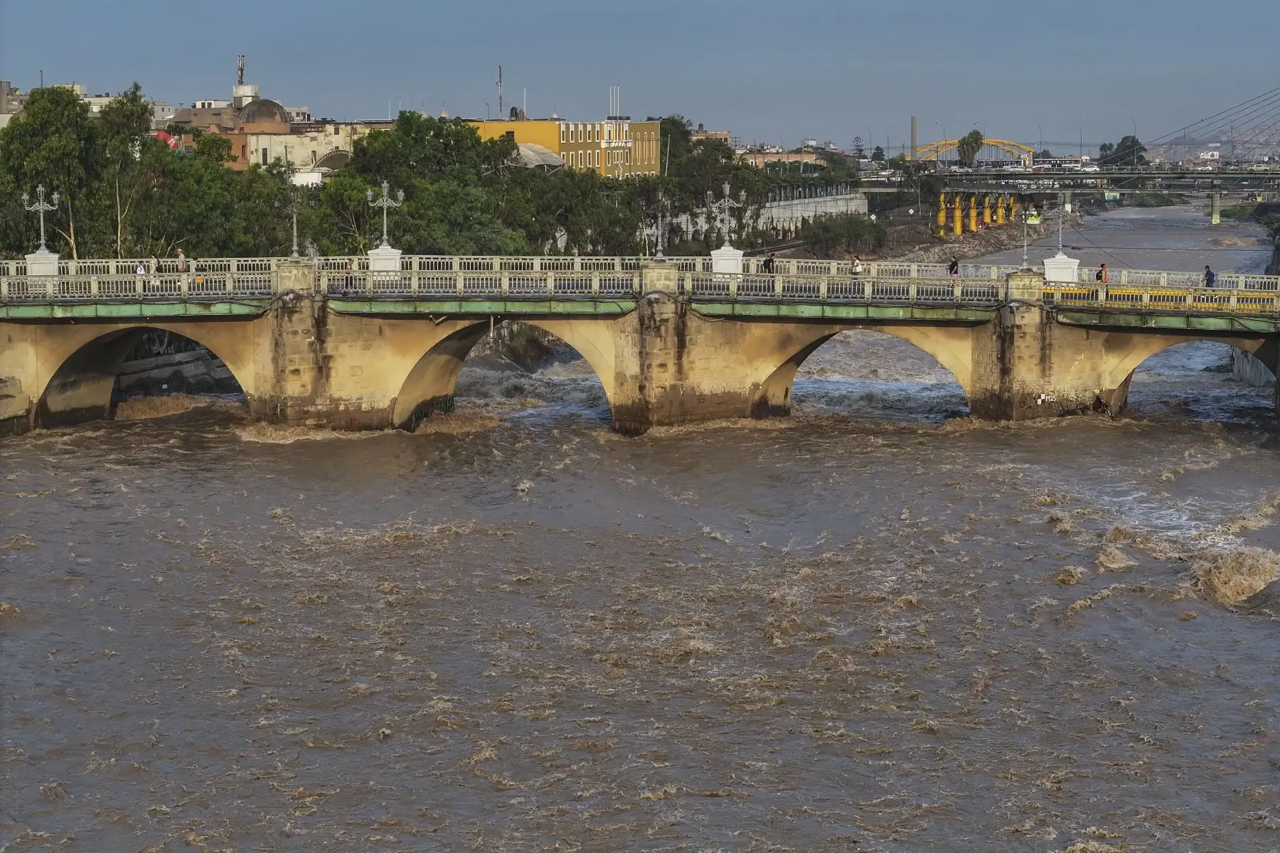El reciente incremento en las precipitaciones ha provocado un aumento significativo en el caudal del río Rímac. Este fenómeno, impulsado por las intensas lluvias en la región, podría derivar en desbordes e inundaciones, afectando a la población. Foto: ANDINA/Jhonel Rodríguez Robles
