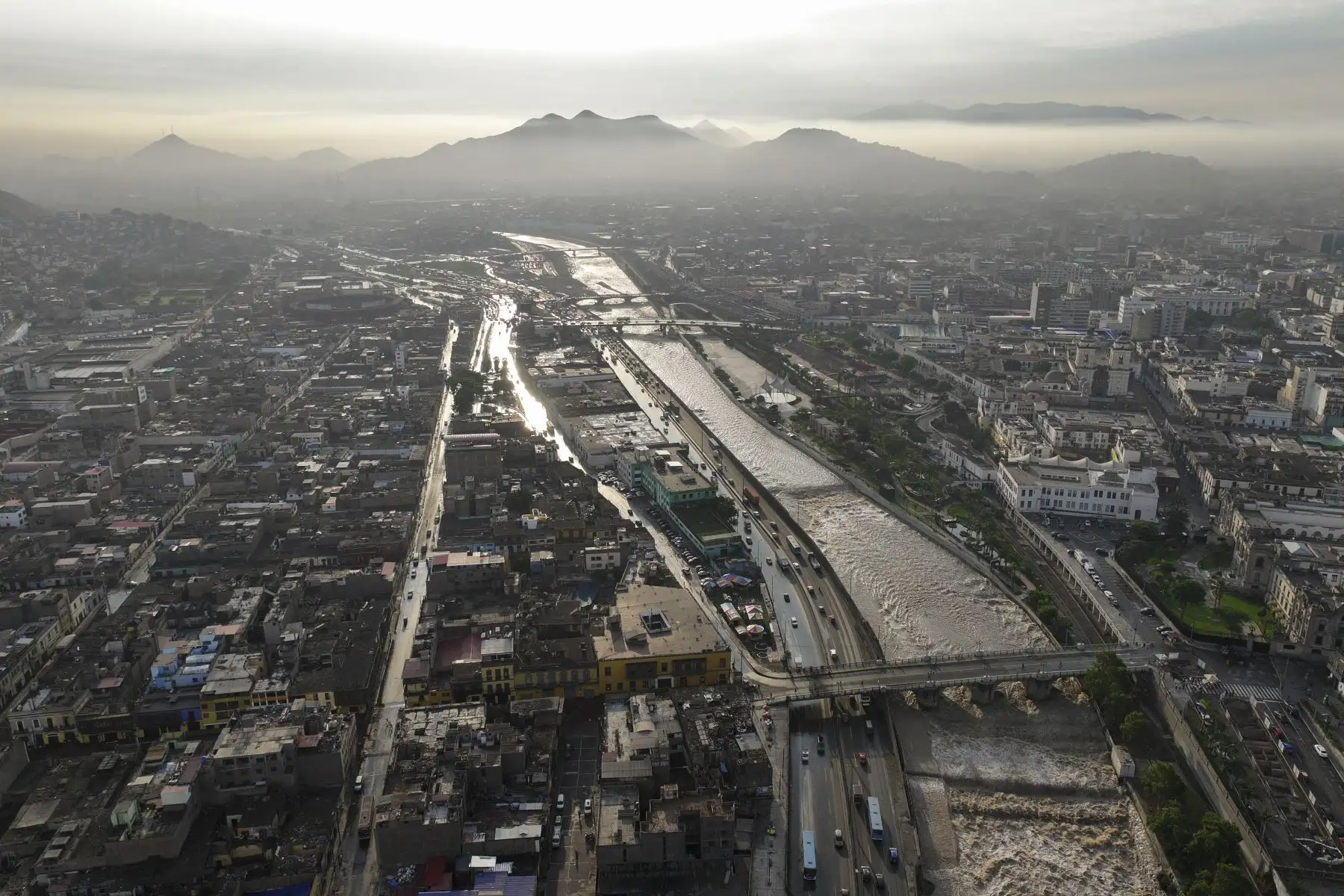 El reciente incremento en las precipitaciones ha provocado un aumento significativo en el caudal del río Rímac. Este fenómeno, impulsado por las intensas lluvias en la región, podría derivar en desbordes e inundaciones, afectando a la población. Foto: ANDINA/Jhonel Rodríguez Robles