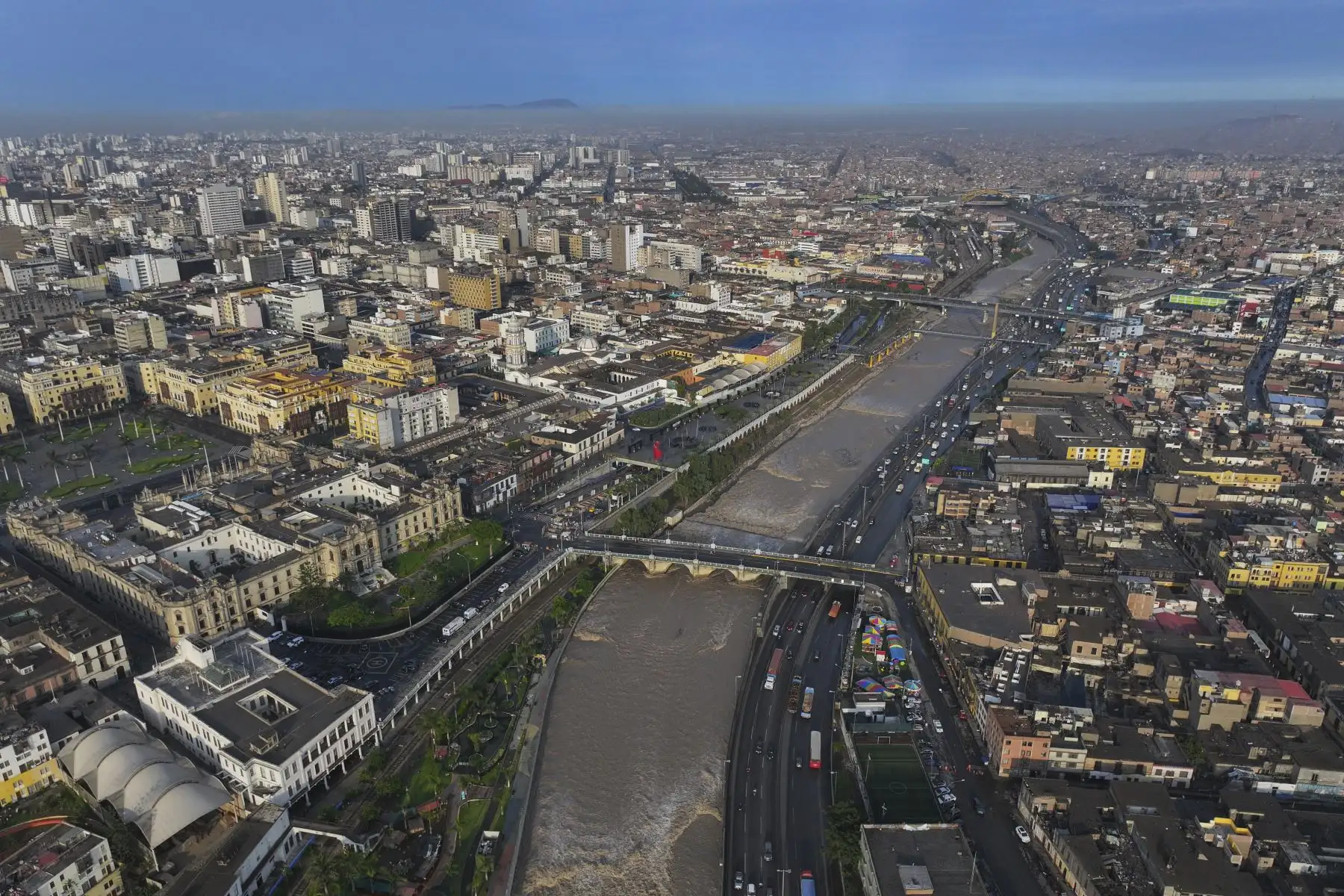 El reciente incremento en las precipitaciones ha provocado un aumento significativo en el caudal del río Rímac. Este fenómeno, impulsado por las intensas lluvias en la región, podría derivar en desbordes e inundaciones, afectando a la población. Foto: ANDINA/Jhonel Rodríguez Robles