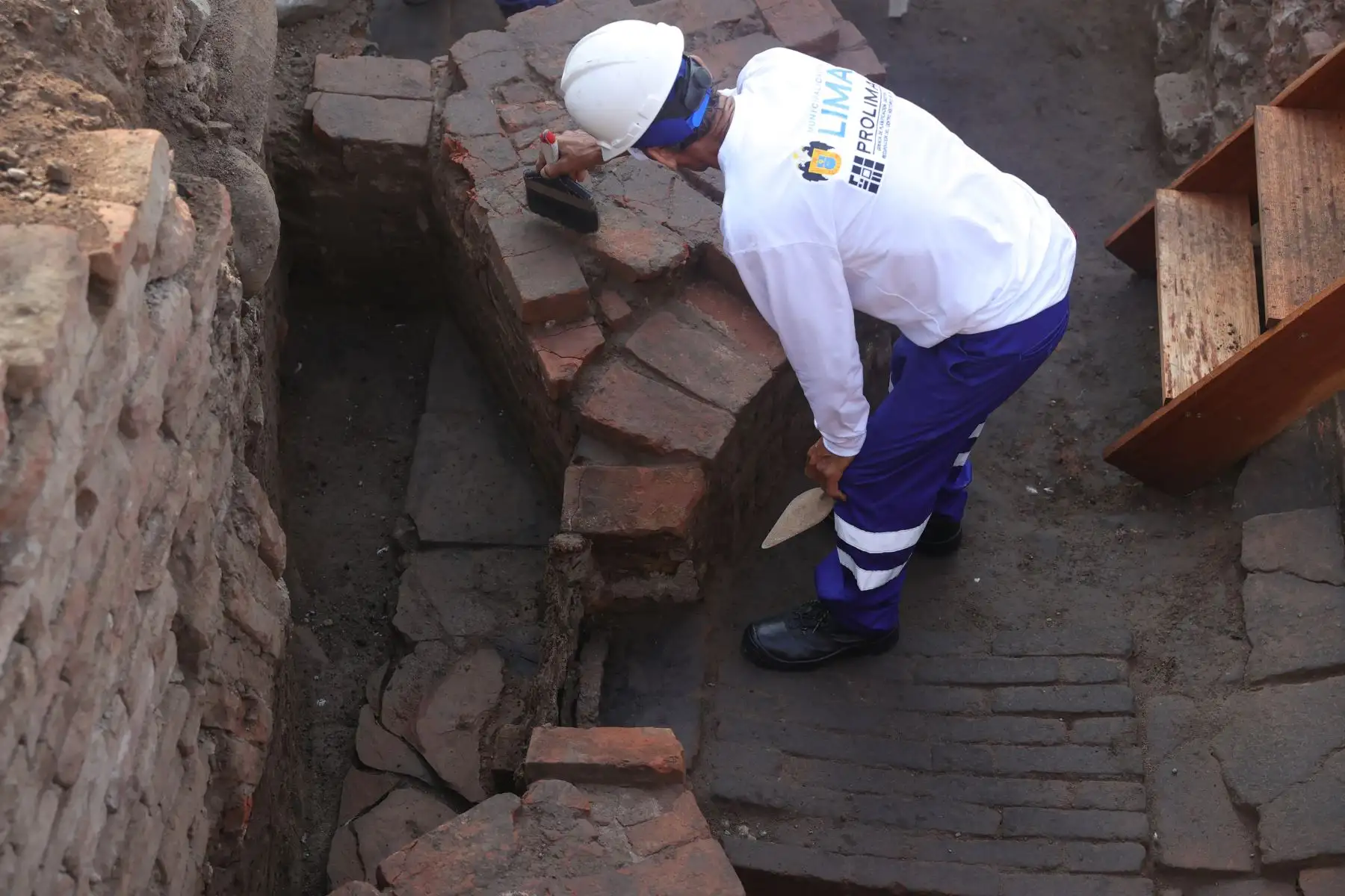 El objetivo de esta investigación es hallar vestigios tanto del Puente de Piedra como del Arco del Puente, a fin de integrar los hallazgos al futuro proyecto para la restitución del arco.  Foto: ANDINA/Melina Mejía