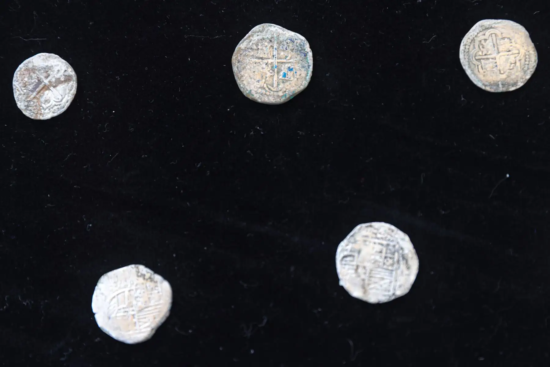 Macuquinas, monedas del siglo XVI encontradas durante los trabajos de excavación en la edificación  del puente encontrado.   Foto: ANDINA/Melina Mejía