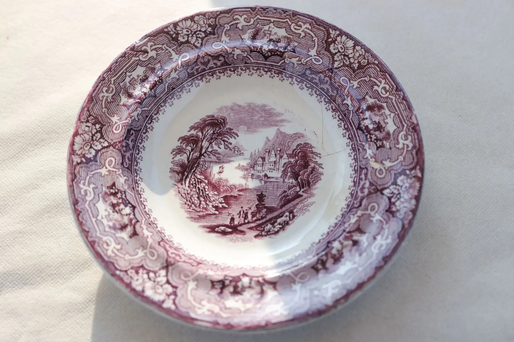 Como parte de los hallazgos destacan platos de loza inglesa, monedas de plata del siglo XVI en adelante y elementos cúbicos de piedra con inscripciones en latín.  Foto: ANDINA/Melina Mejía