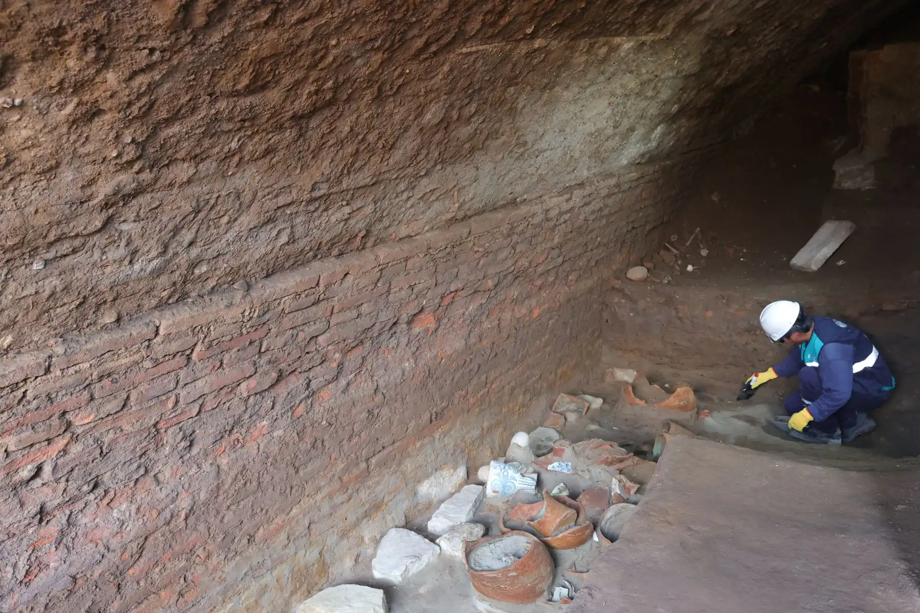 Además, se halló un arco de ladrillos de 5 metros de altura, que correspondería a la estructura preliminar al Puente de Piedra, del siglo XVI.  Foto: ANDINA/Melina Mejía