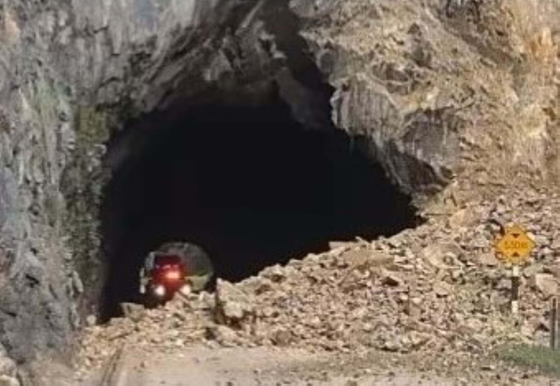 El tránsito en la carretera Central se encuentra bloqueado debido a un deslizamiento de rocas y tierra a la altura del  km 85 de esa importante vía.