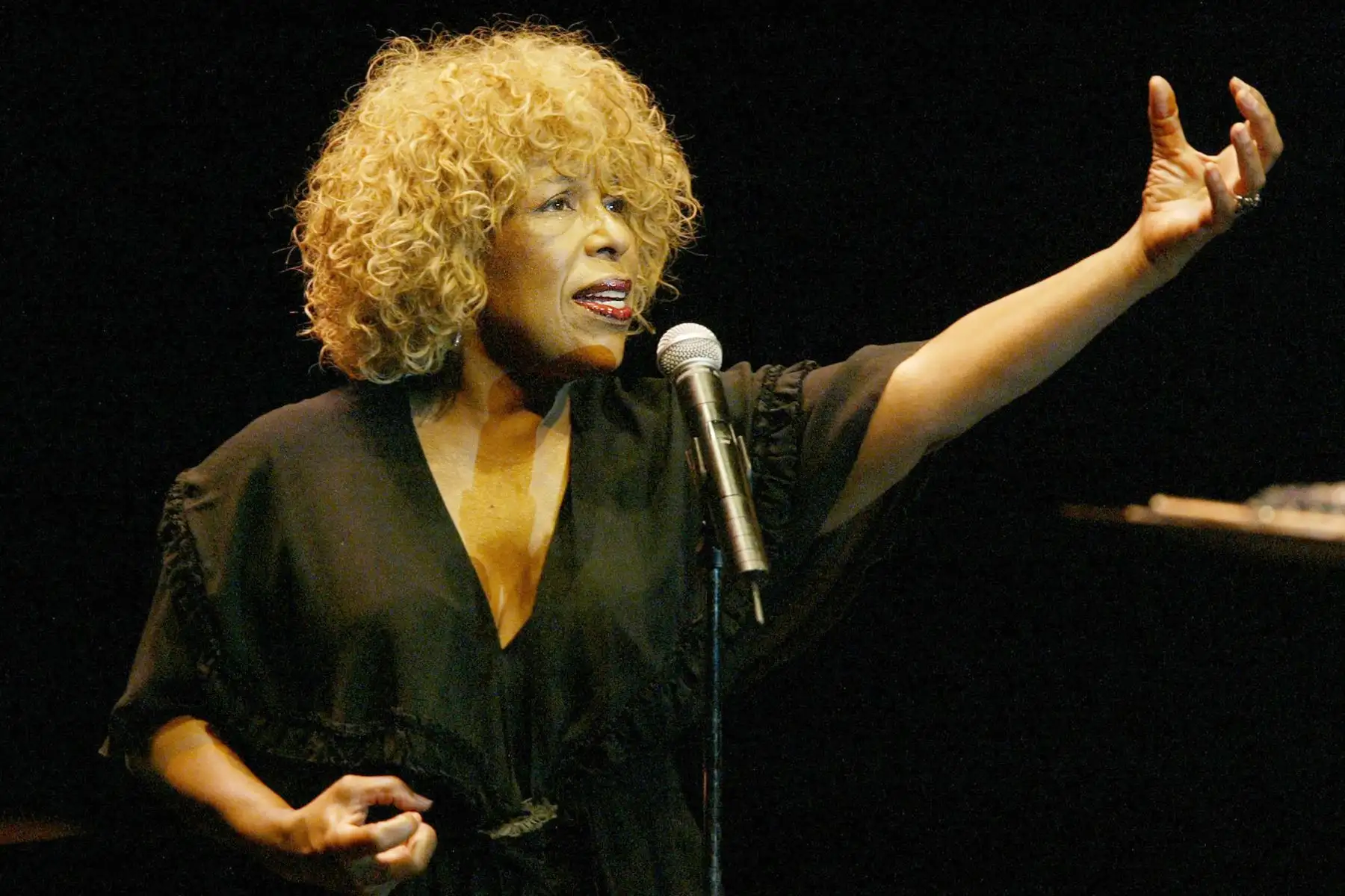 La cantante estadounidense Roberta Flack actúa el 23 de julio de 2005 en el 40º festival Jazzaldia en la ciudad de San Sebastián, en el norte de España. 
Foto: AFP