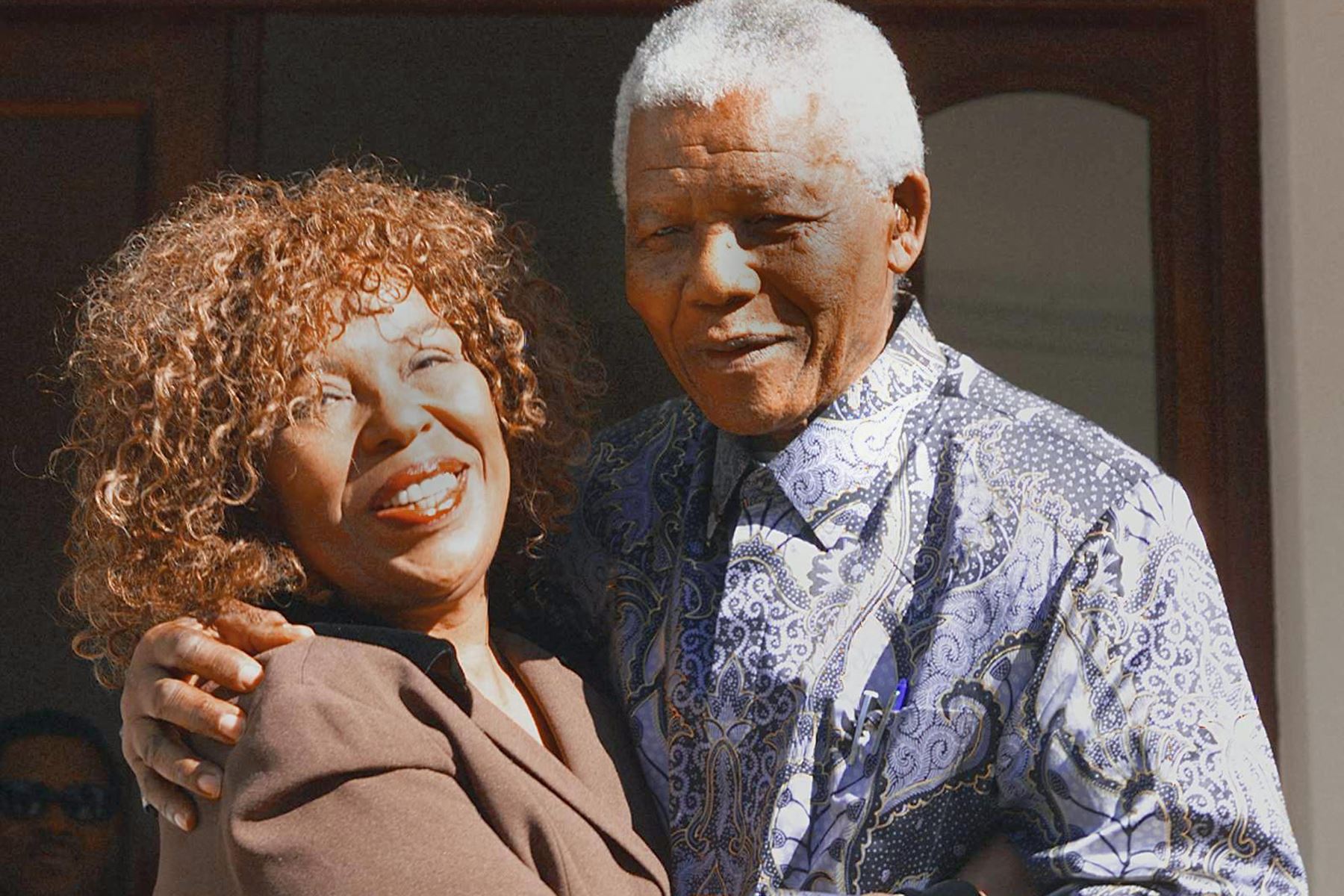 El ex presidente de Sudáfrica, Nelson Mandela, abraza a la cantante de jazz estadounidense Roberta Flack el 28 de julio de 1999 en su residencia de Johannesburgo. Flack permanece en Sudáfrica para dar varios conciertos.
Foto: AFP