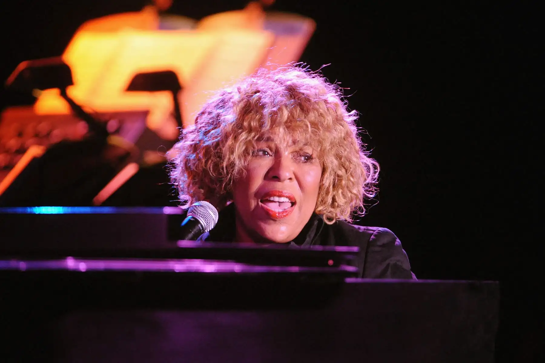 La cantante Roberta Flack actúa en el escenario en la celebración del premio ASCAP Pied Piper en honor a Quincy Jones en el Teatro Nokia el 22 de abril de 2008 en la ciudad de Nueva York. 
Foto: AFP