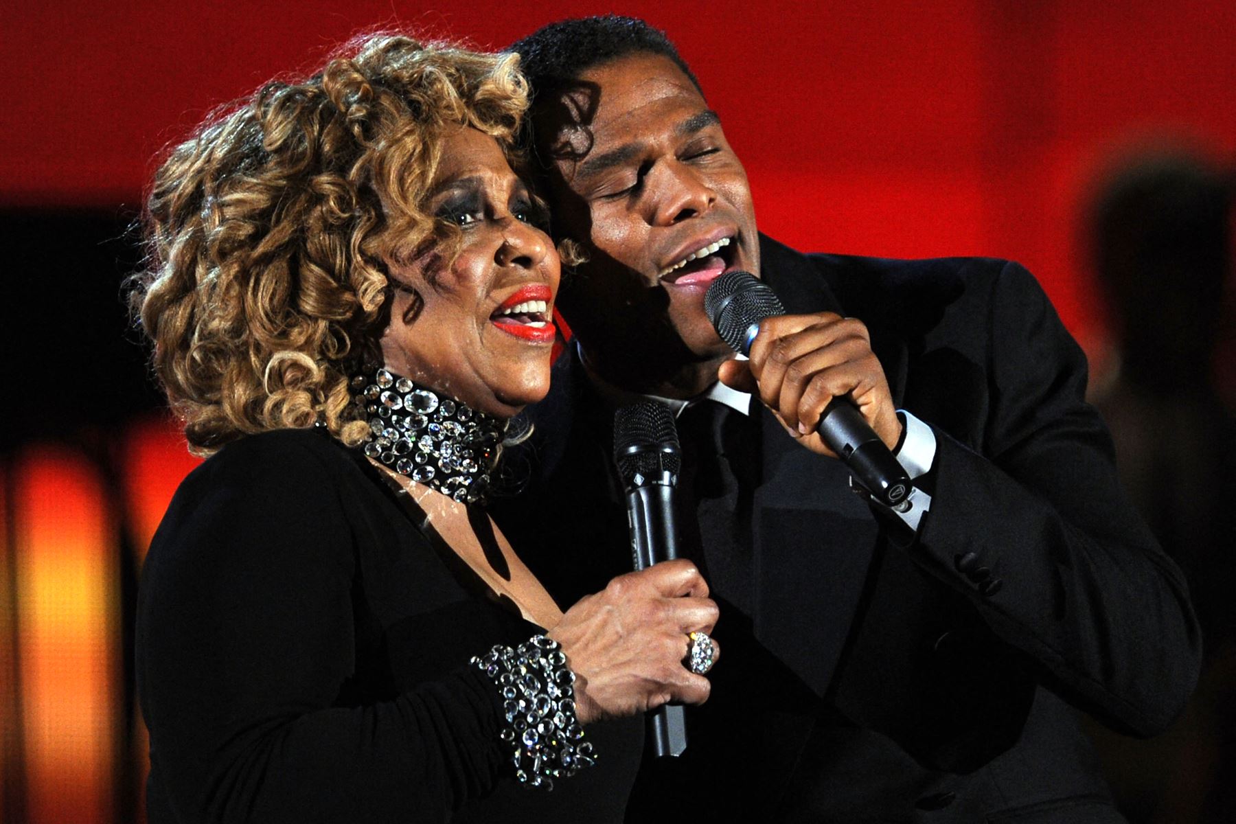 Los cantantes Roberta Flack  y Maxwell actúan en el escenario durante la 52ª Entrega Anual de los Premios GRAMMY celebrada en el Staples Center el 31 de enero de 2010 en Los Angeles, California. 
Foto: AFP