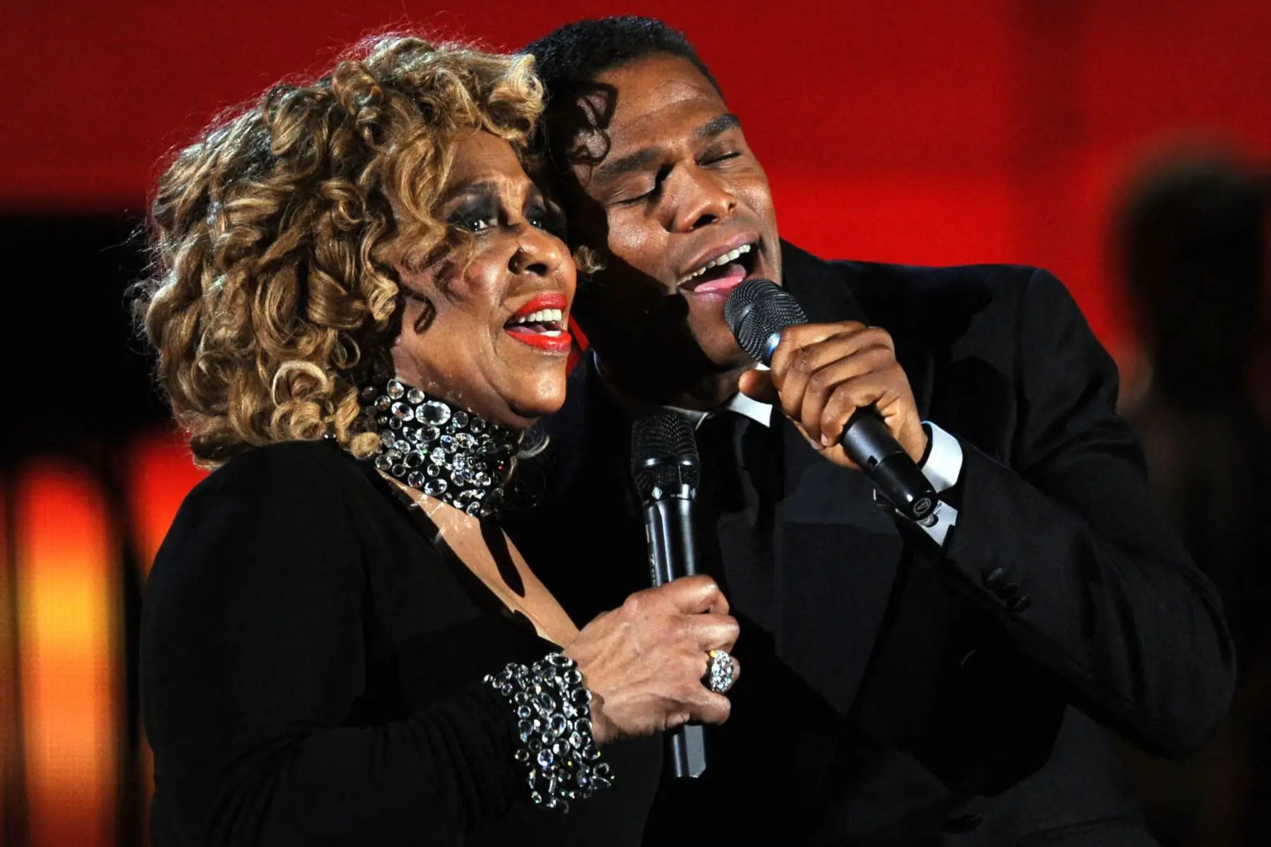 Los cantantes Roberta Flack  y Maxwell actúan en el escenario durante la 52ª Entrega Anual de los Premios GRAMMY celebrada en el Staples Center el 31 de enero de 2010 en Los Angeles, California. 
Foto: AFP