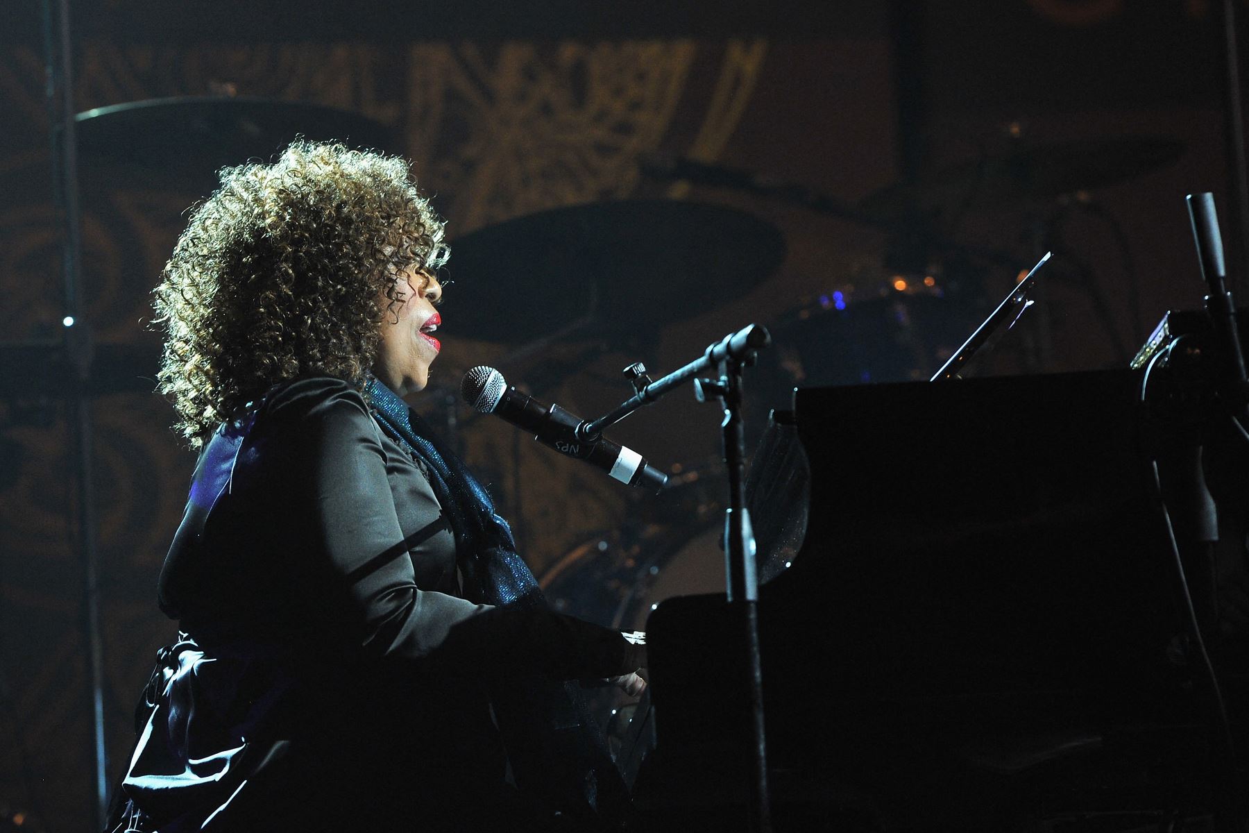 Roberta Flack actúa en el escenario del One World Concert en la Universidad de Syracuse el 9 de octubre de 2012 en Syracuse, Nueva York.   
Foto: AFP