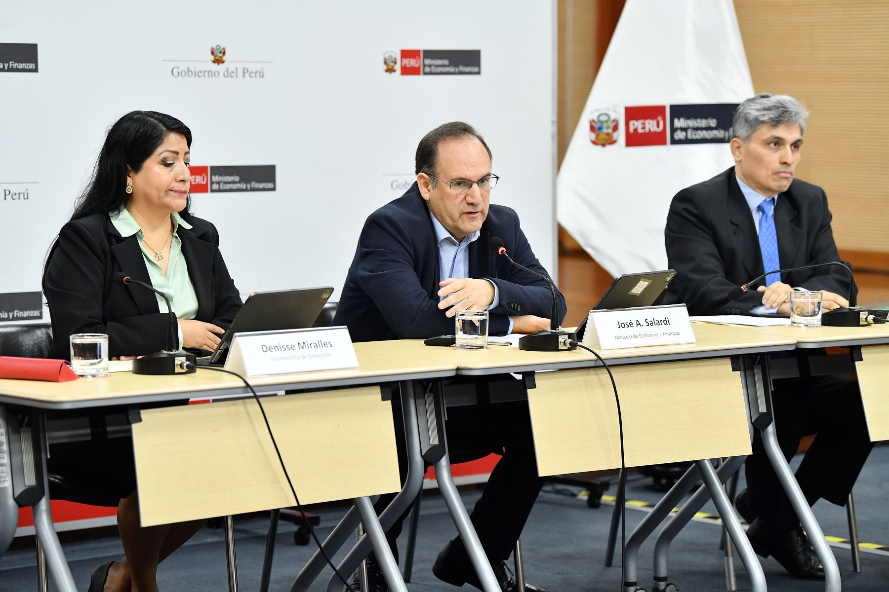 Ministro de Economía y Finanzas, José Salardi en conferencia de prensa. Cortesía MEF