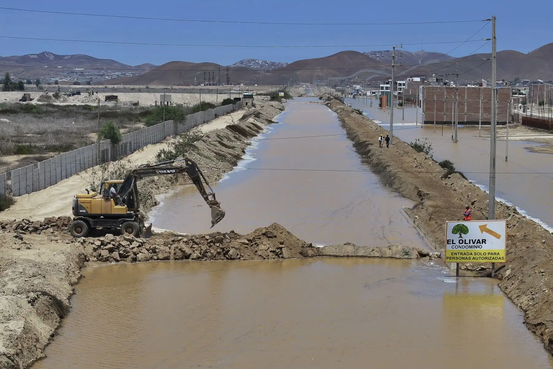 El desborde del río Chilca ha provocado una inundación que ha dejado intransitable el acceso vehicular a la entrada de Pucusana, dificultando el desplazamiento de quienes viajan desde la Panamericana Sur hacia el balneario y viceversa. Obreros se encuentran limpiando la zona con maquinaria pesada y motobombas. Foto: ANDINA/Jhonel Rodríguez Robles