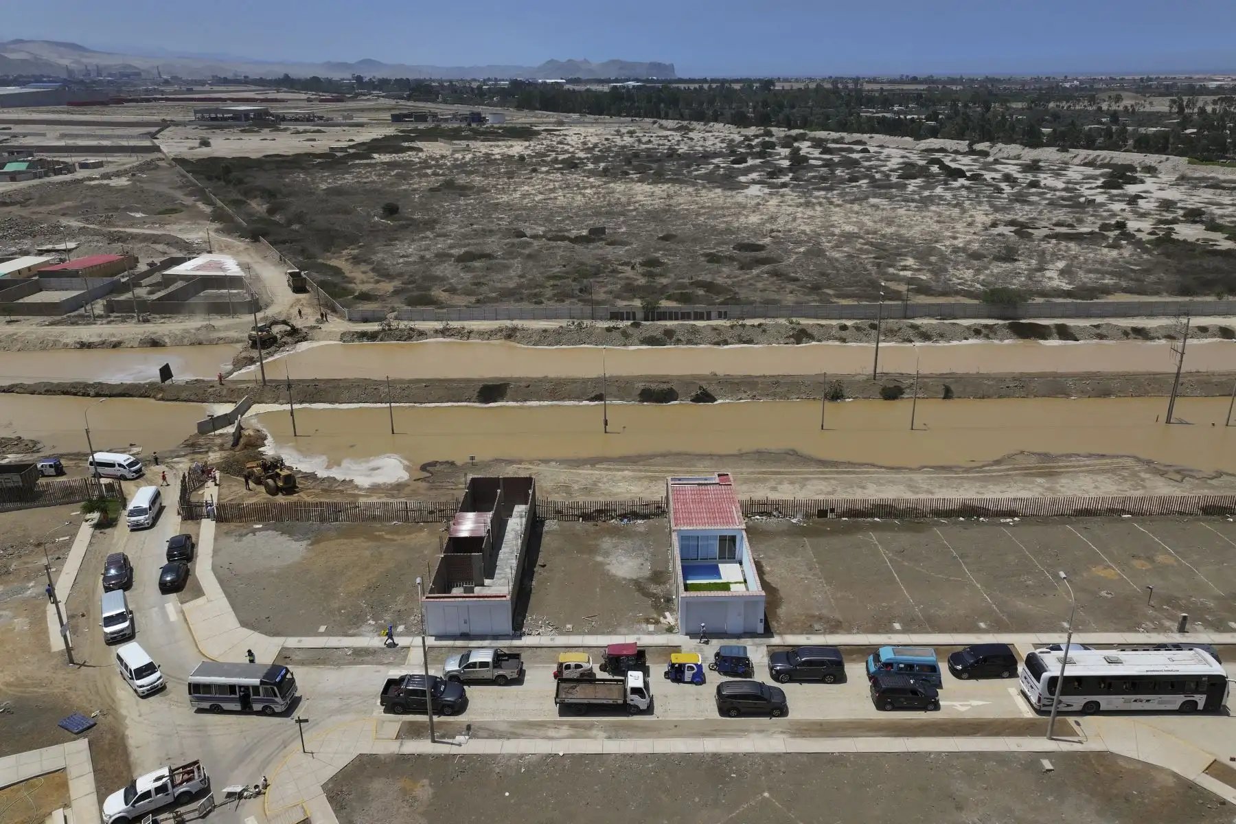 El desborde del río Chilca ha provocado una inundación que ha dejado intransitable el acceso vehicular a la entrada de Pucusana, dificultando el desplazamiento de quienes viajan desde la Panamericana Sur hacia el balneario y viceversa. Obreros se encuentran limpiando la zona con maquinaria pesada y motobombas. Foto: ANDINA/Jhonel Rodríguez Robles