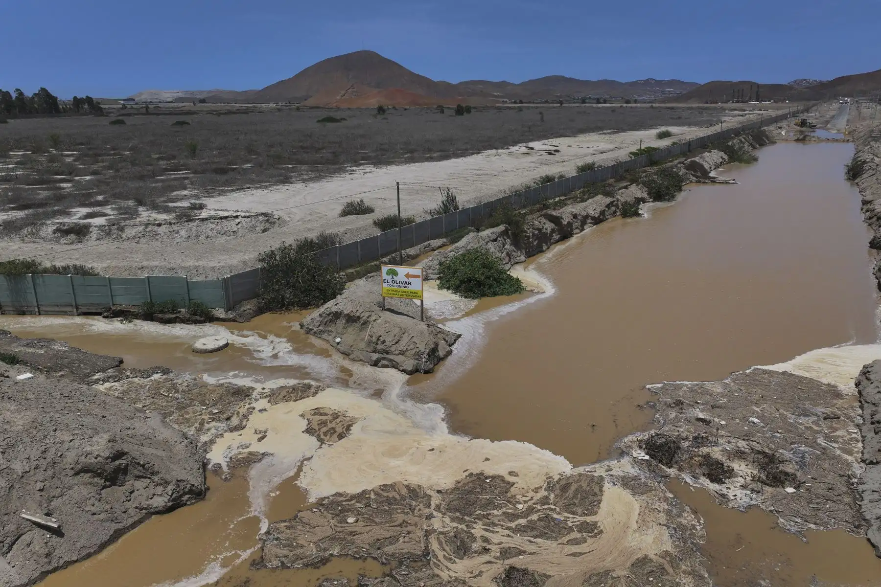 El desborde del río Chilca ha provocado una inundación que ha dejado intransitable el acceso vehicular a la entrada de Pucusana, dificultando el desplazamiento de quienes viajan desde la Panamericana Sur hacia el balneario y viceversa. Obreros se encuentran limpiando la zona con maquinaria pesada y motobombas. Foto: ANDINA/Jhonel Rodríguez Robles