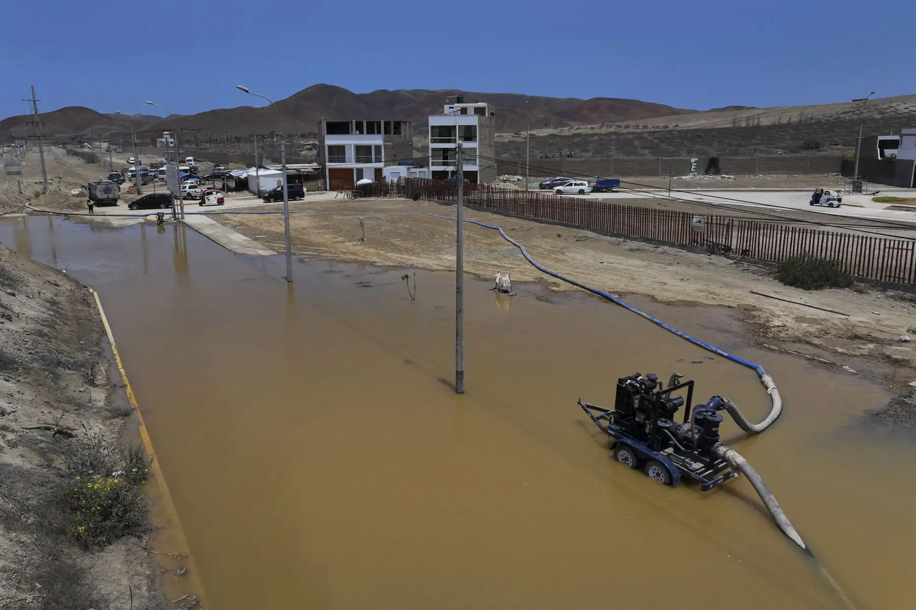 El desborde del río Chilca ha provocado una inundación que ha dejado intransitable el acceso vehicular a la entrada de Pucusana, dificultando el desplazamiento de quienes viajan desde la Panamericana Sur hacia el balneario y viceversa. Obreros se encuentran limpiando la zona con maquinaria pesada y motobombas. Foto: ANDINA/Jhonel Rodríguez Robles