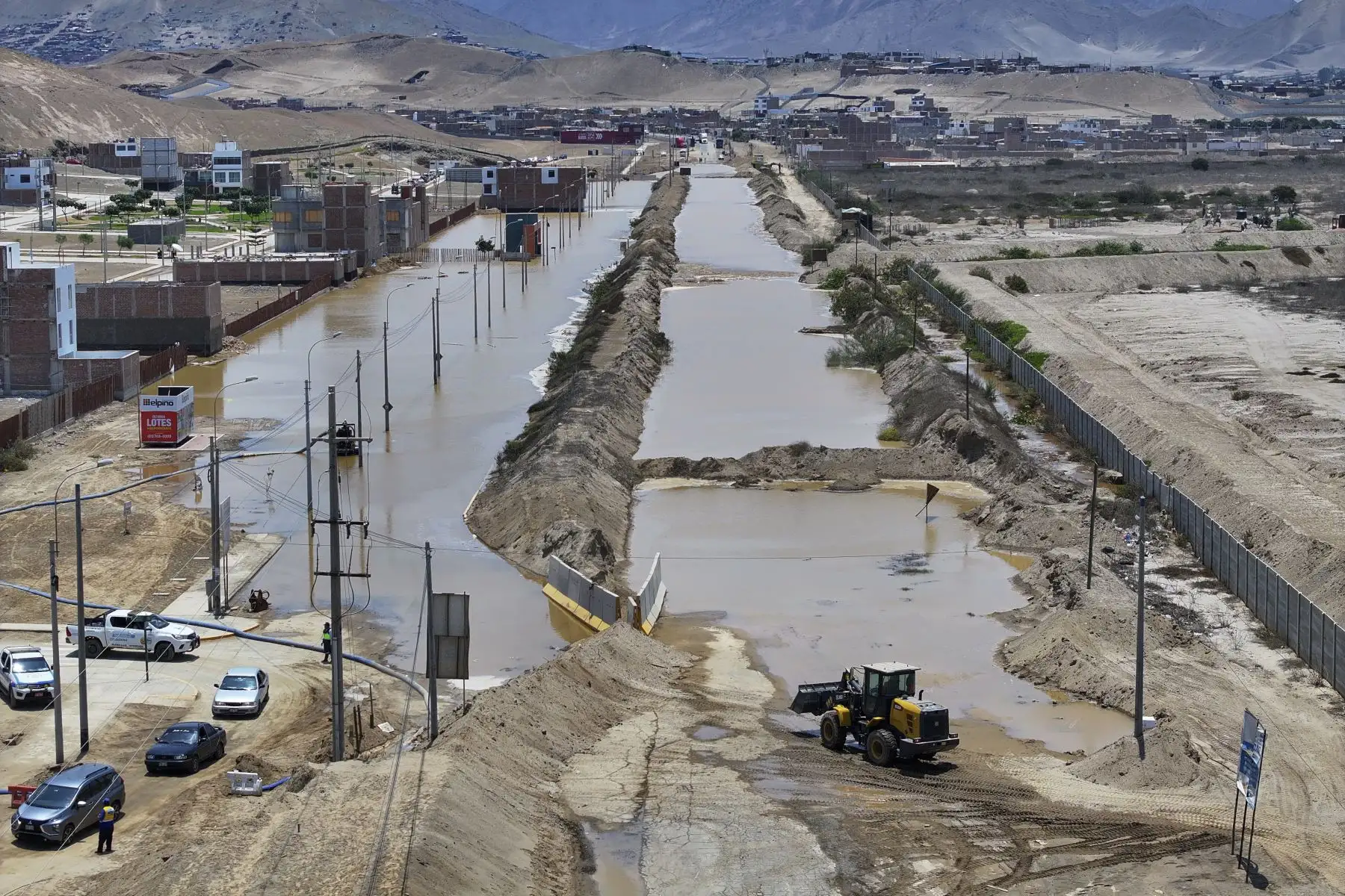 El desborde del río Chilca ha provocado una inundación que ha dejado intransitable el acceso vehicular a la entrada de Pucusana, dificultando el desplazamiento de quienes viajan desde la Panamericana Sur hacia el balneario y viceversa. Obreros se encuentran limpiando la zona con maquinaria pesada y motobombas. Foto: ANDINA/Jhonel Rodríguez Robles