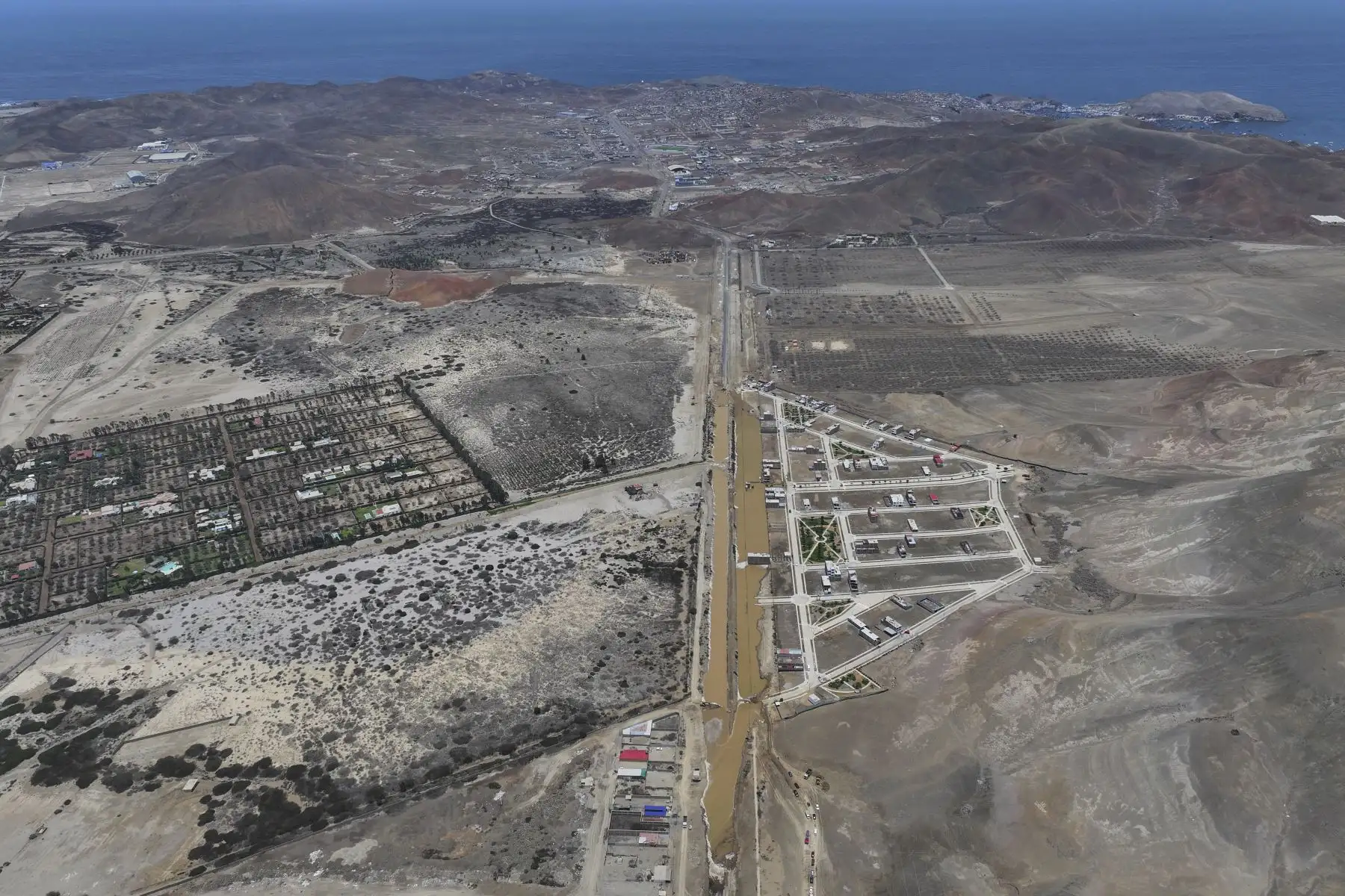 El desborde del río Chilca ha provocado una inundación que ha dejado intransitable el acceso vehicular a la entrada de Pucusana, dificultando el desplazamiento de quienes viajan desde la Panamericana Sur hacia el balneario y viceversa. Obreros se encuentran limpiando la zona con maquinaria pesada y motobombas. Foto: ANDINA/Jhonel Rodríguez Robles