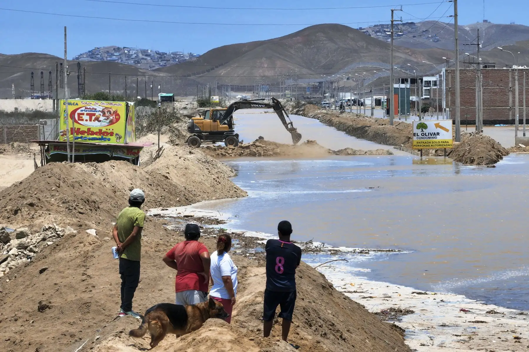 El desborde del río Chilca ha provocado una inundación que ha dejado intransitable el acceso vehicular a la entrada de Pucusana, dificultando el desplazamiento de quienes viajan desde la Panamericana Sur hacia el balneario y viceversa. Obreros se encuentran limpiando la zona con maquinaria pesada y motobombas. Foto: ANDINA/Jhonel Rodríguez Robles